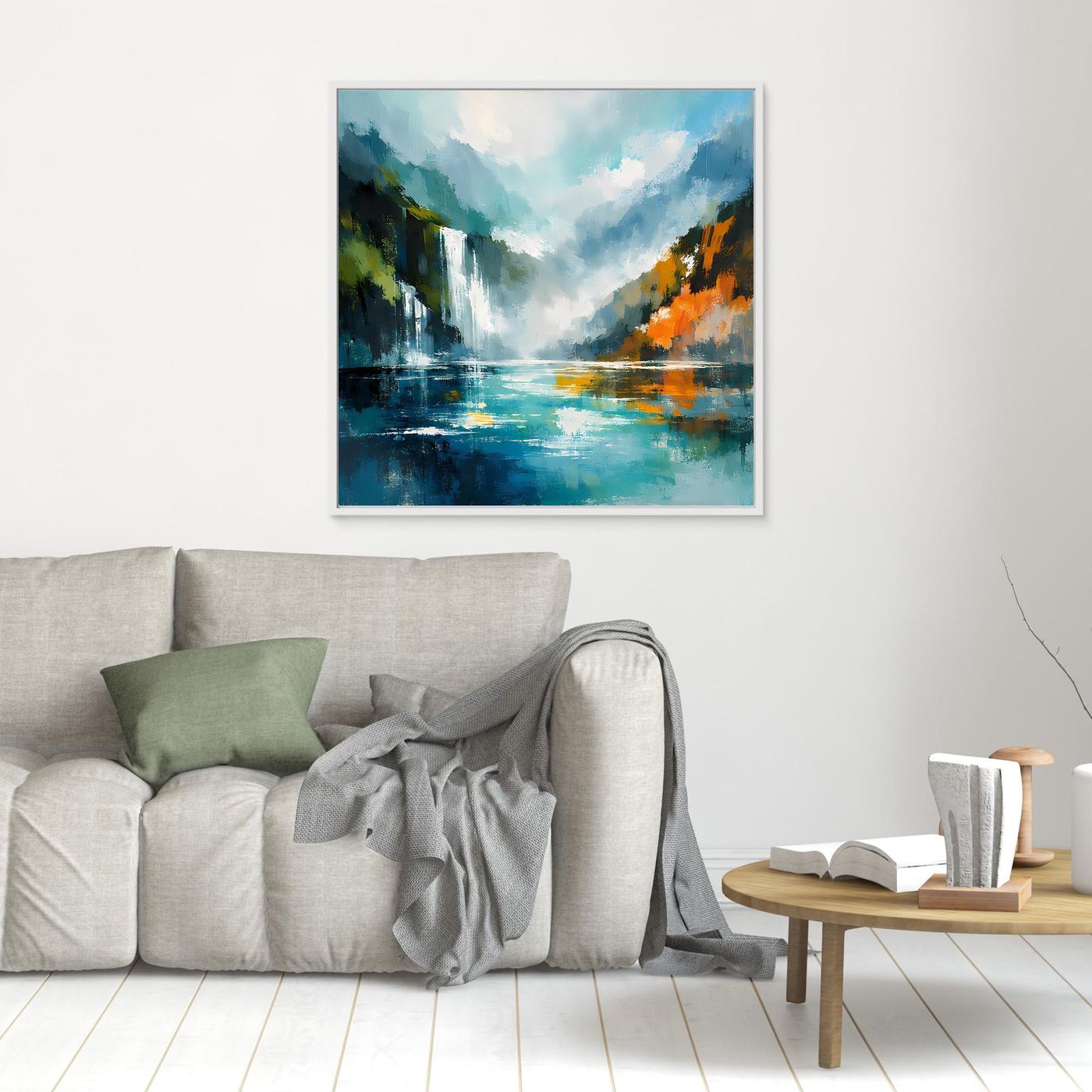 Kleines abstraktes Wasserfallbild: blaues Fjordwasser, grüne Felsen, orange Akzente.