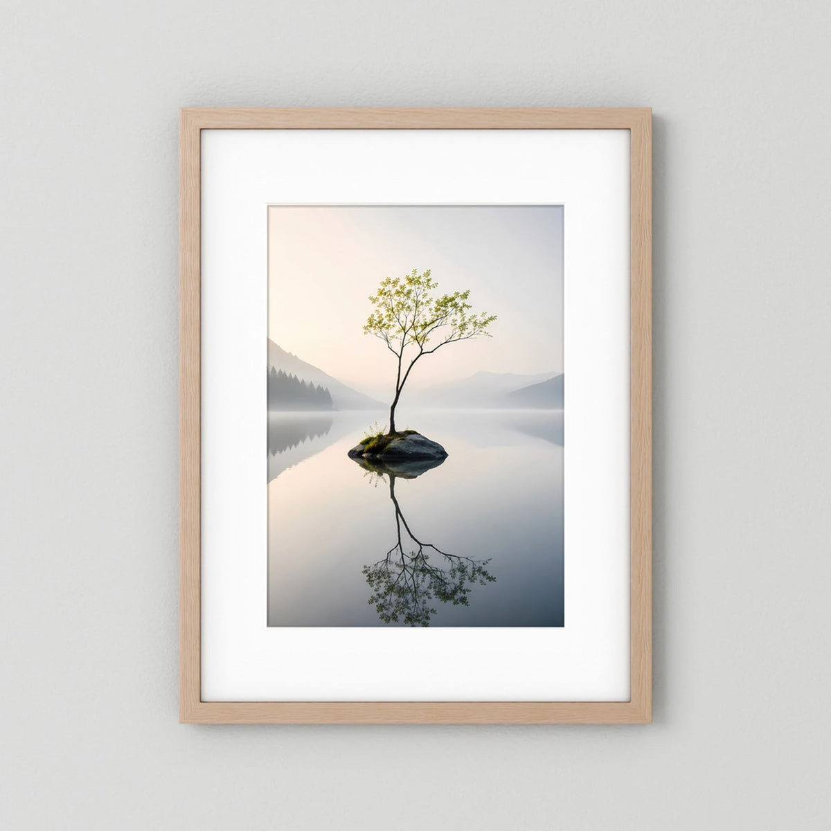 Einsamer Baum im Bergsee | Minimalistische Natur mit Spiegelung | Poster Hochformat