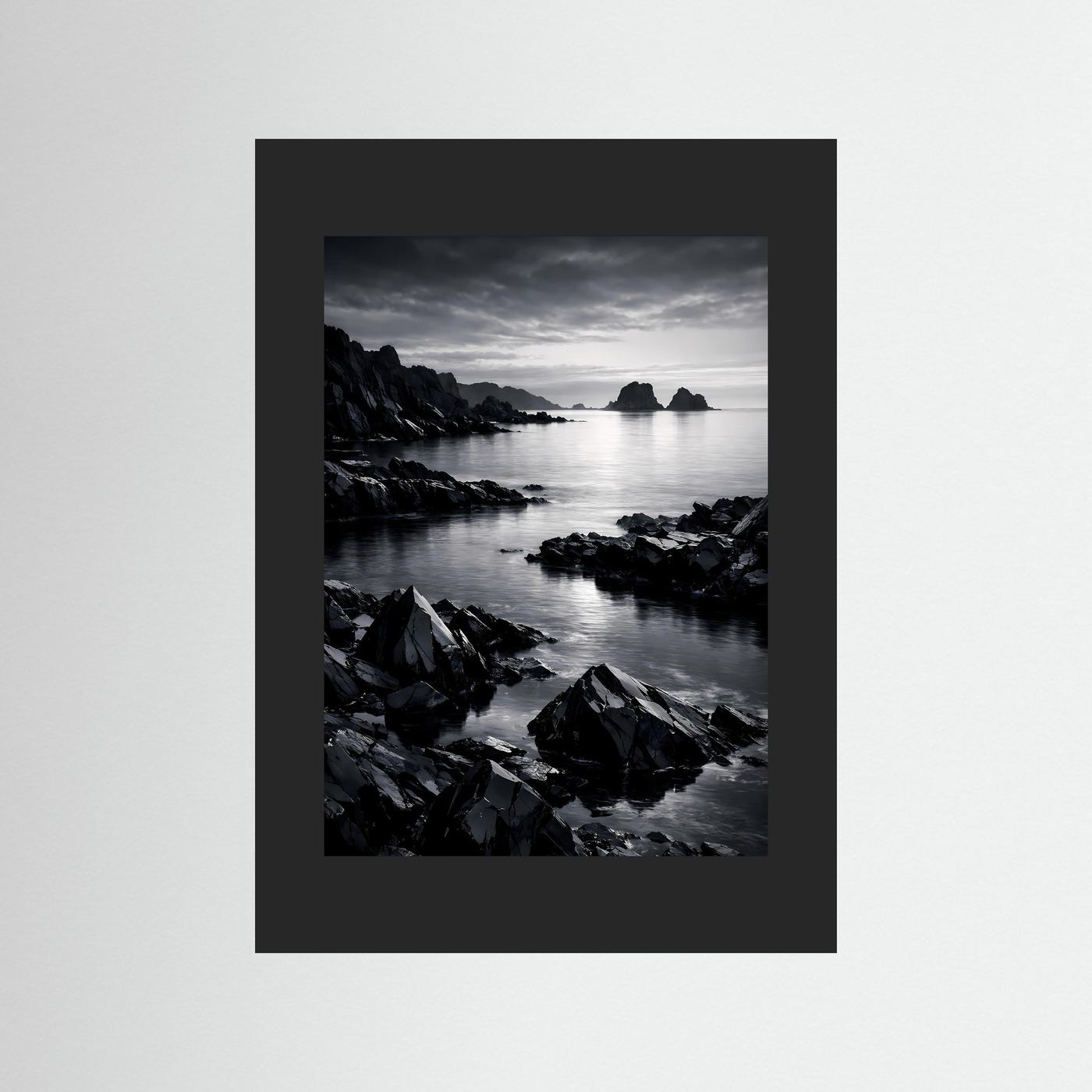 Wandbild Schwarz-Weiß-Küste mit Felsen am Meer, Wolkenhimmel; schwarzer Rahmen