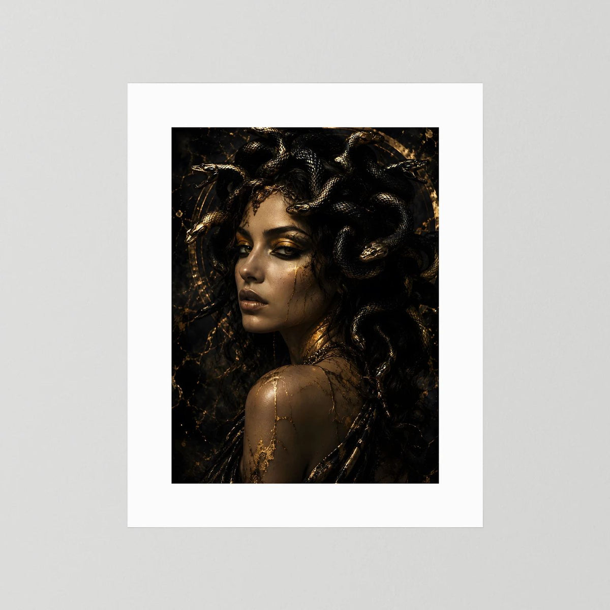 Poster im weißen Passepartout mit Medusa-Frauenporträt, Schwarz-Gold, Schlangenhaar