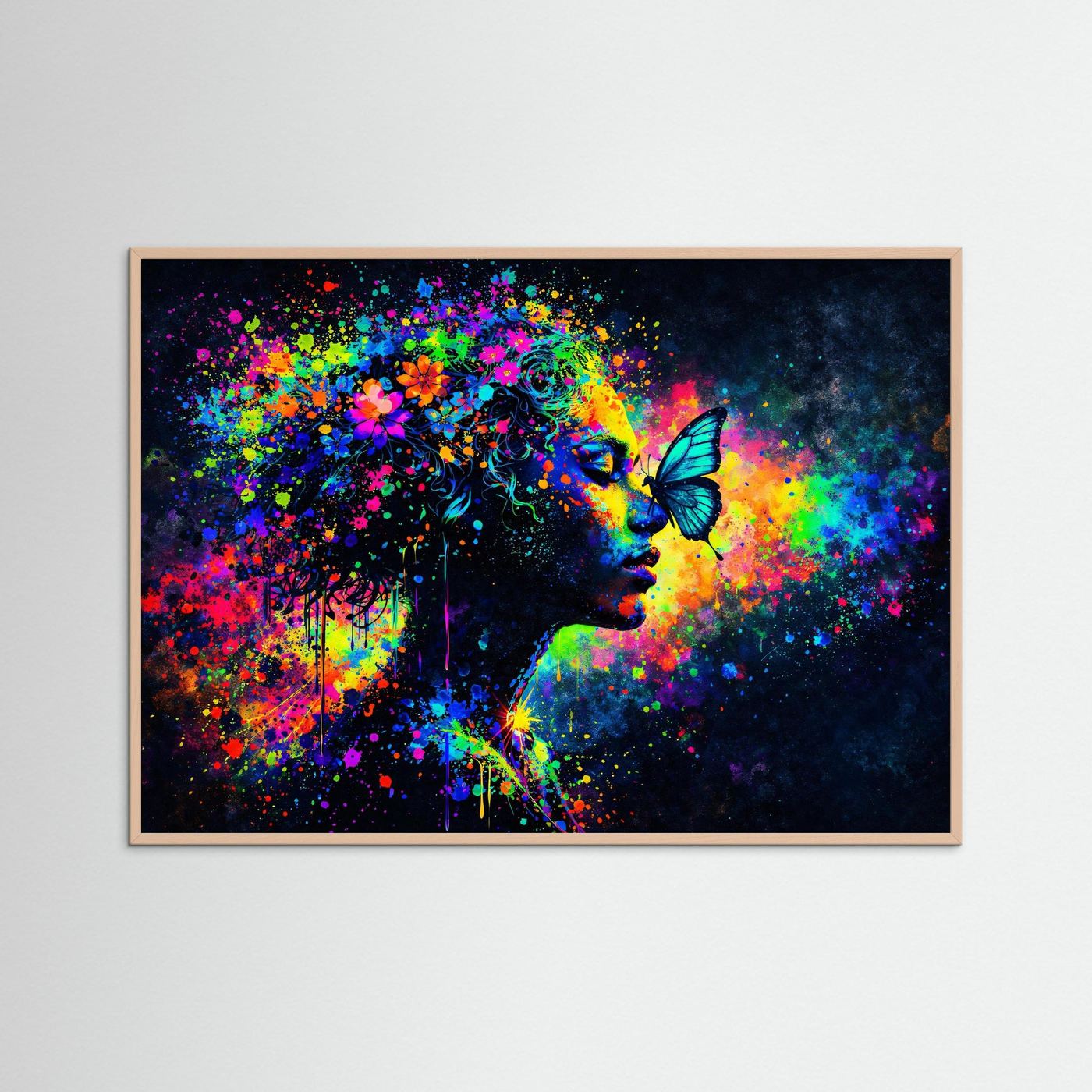 Poster mit Porträt und Schmetterling, farbiger Aquarell-Effekt, beiger Holzrahmen.