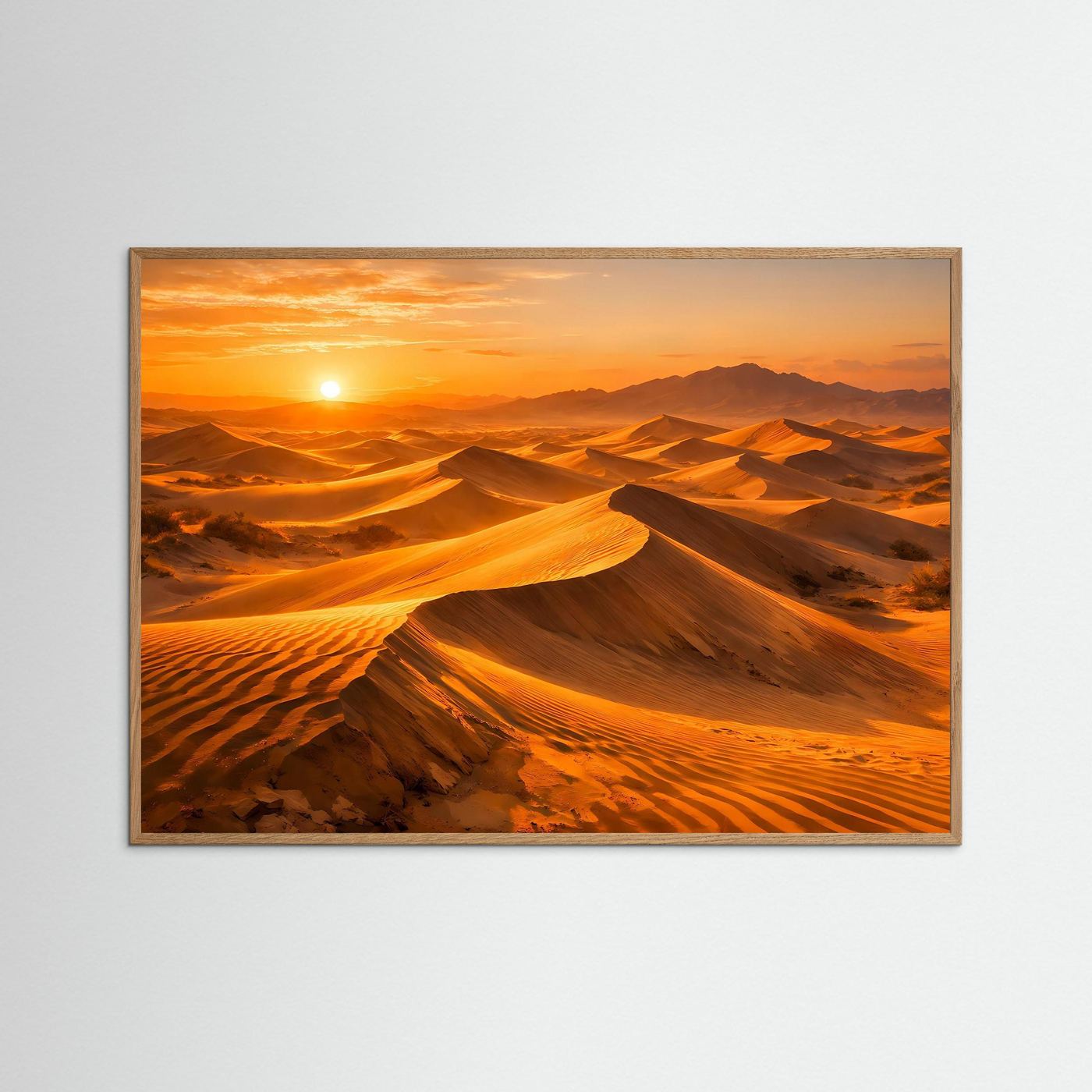 Wandbild Wüstenlandschaft mit goldenen Sanddünen im Abendlicht, heller Holzrahmen