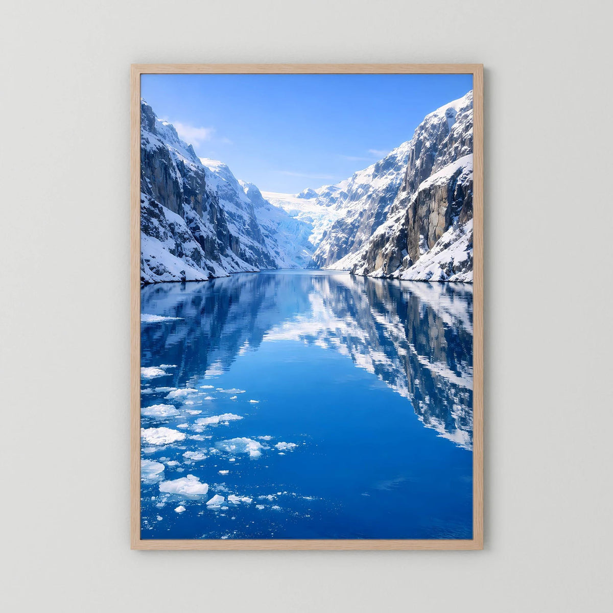 Gerahmtes Poster: blaues Fjord mit Gletschereis und Bergen, naturfarbener Holzrahmen.