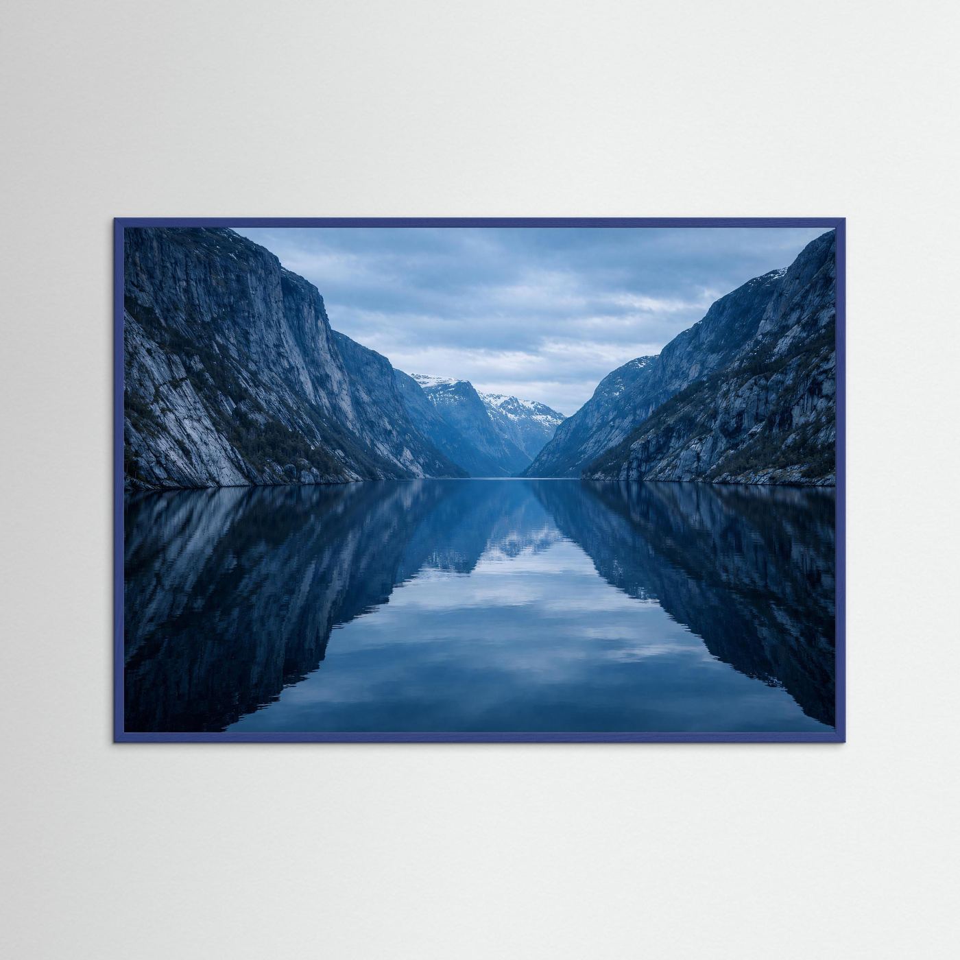 Panorama-Poster im Rahmen: Fjordspiegelung zwischen steilen blauen Bergen, horizontal
