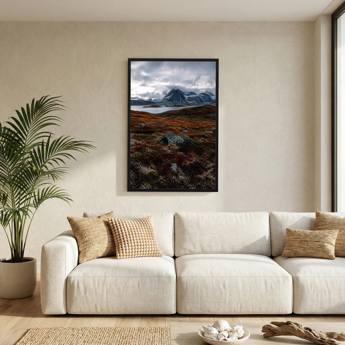 Naturposter im Hochformat mit schwarzem Rahmen und Berglandschaft in Grau/Rostrot