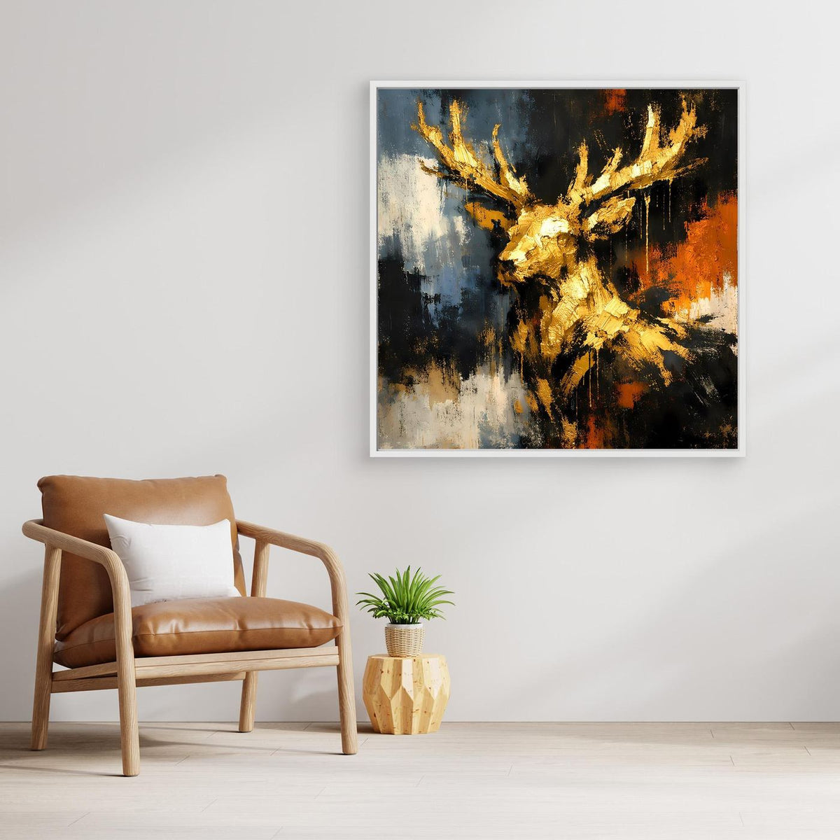 Gerahmtes Leinwand-Wandbild mit goldfarbenem Hirschkopf und Geweih, heller Rahmen