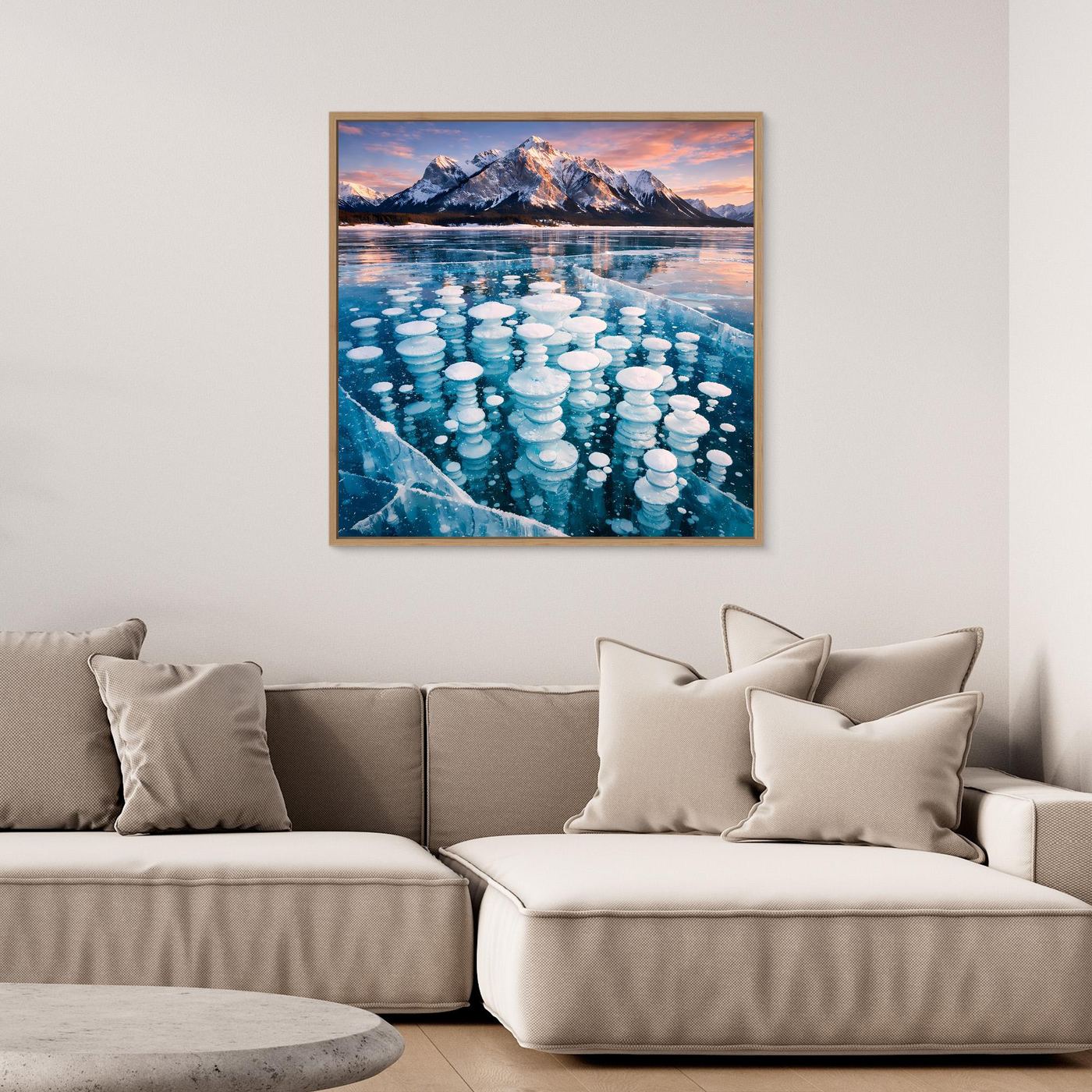 Leinwandbild mit Holzrahmen: gefrorene Blasen im See, blaues Wasser und Berge