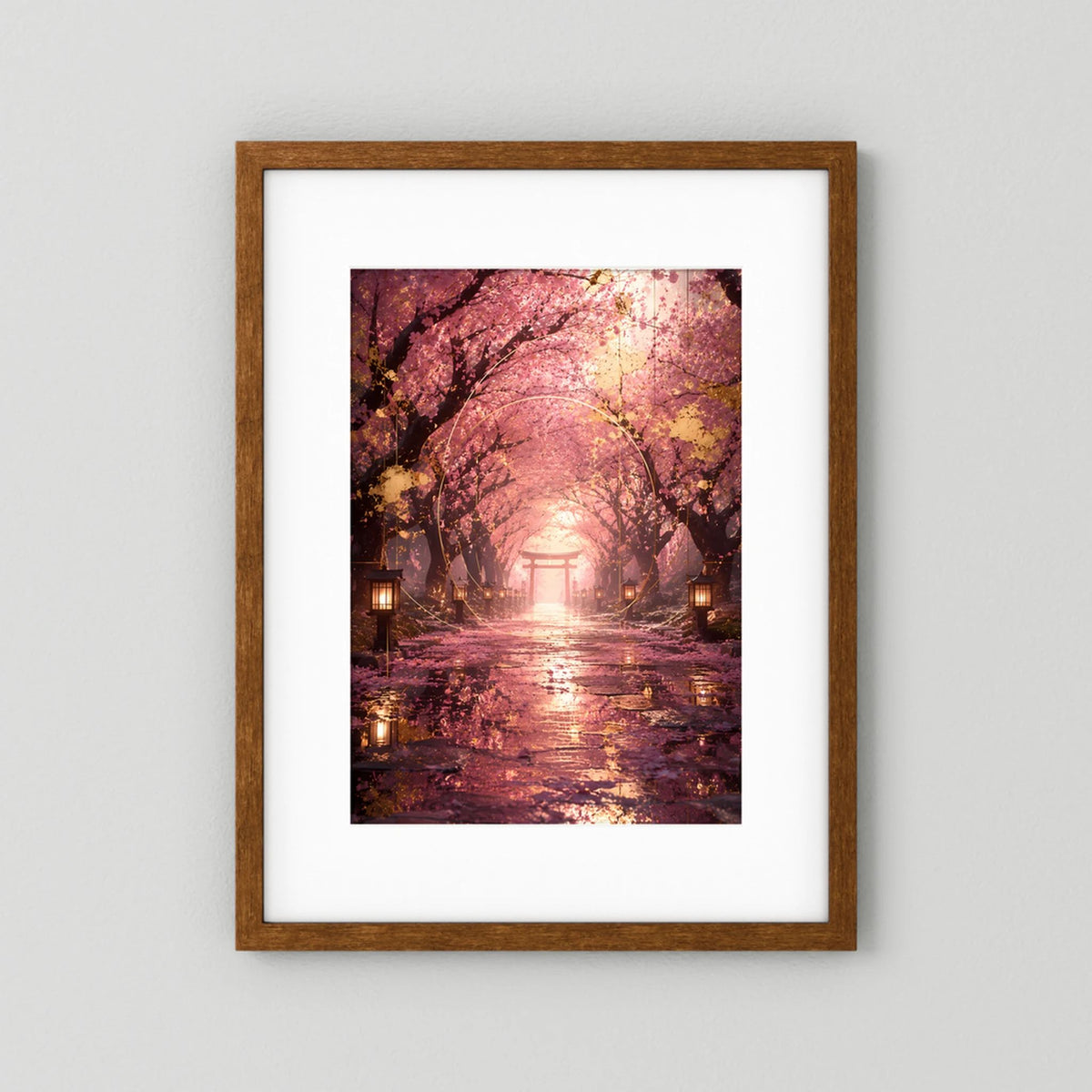 Hochformatiges Poster mit Sakura-Allee, Torii-Tunnel und Laternen, brauner Holzrahmen