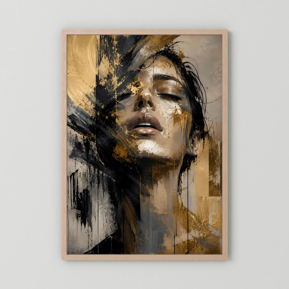Poster im Hochformat mit abstraktem Frauenporträt in Gold und Schwarz, Holzrahmen (hell)