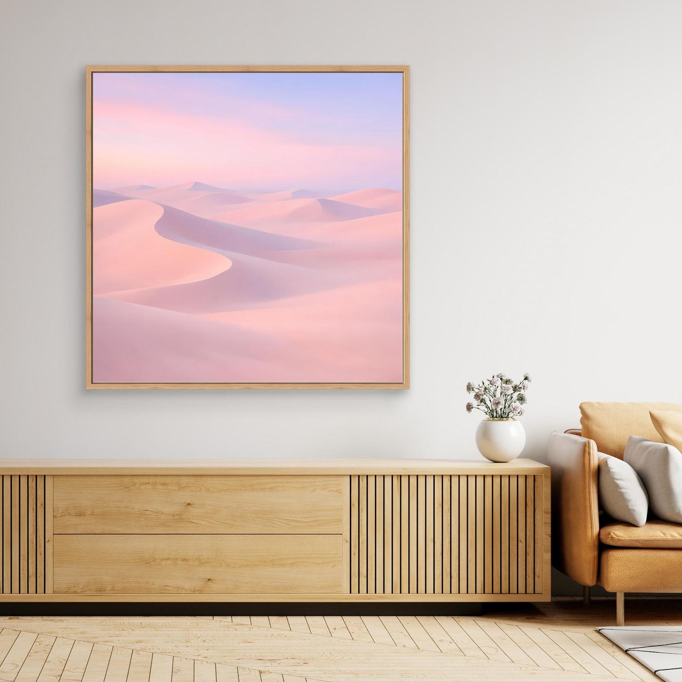 Quadratisches Leinwandbild mit Wüstendünen in Pastellrosa/Violett, goldfarbener Rahmen