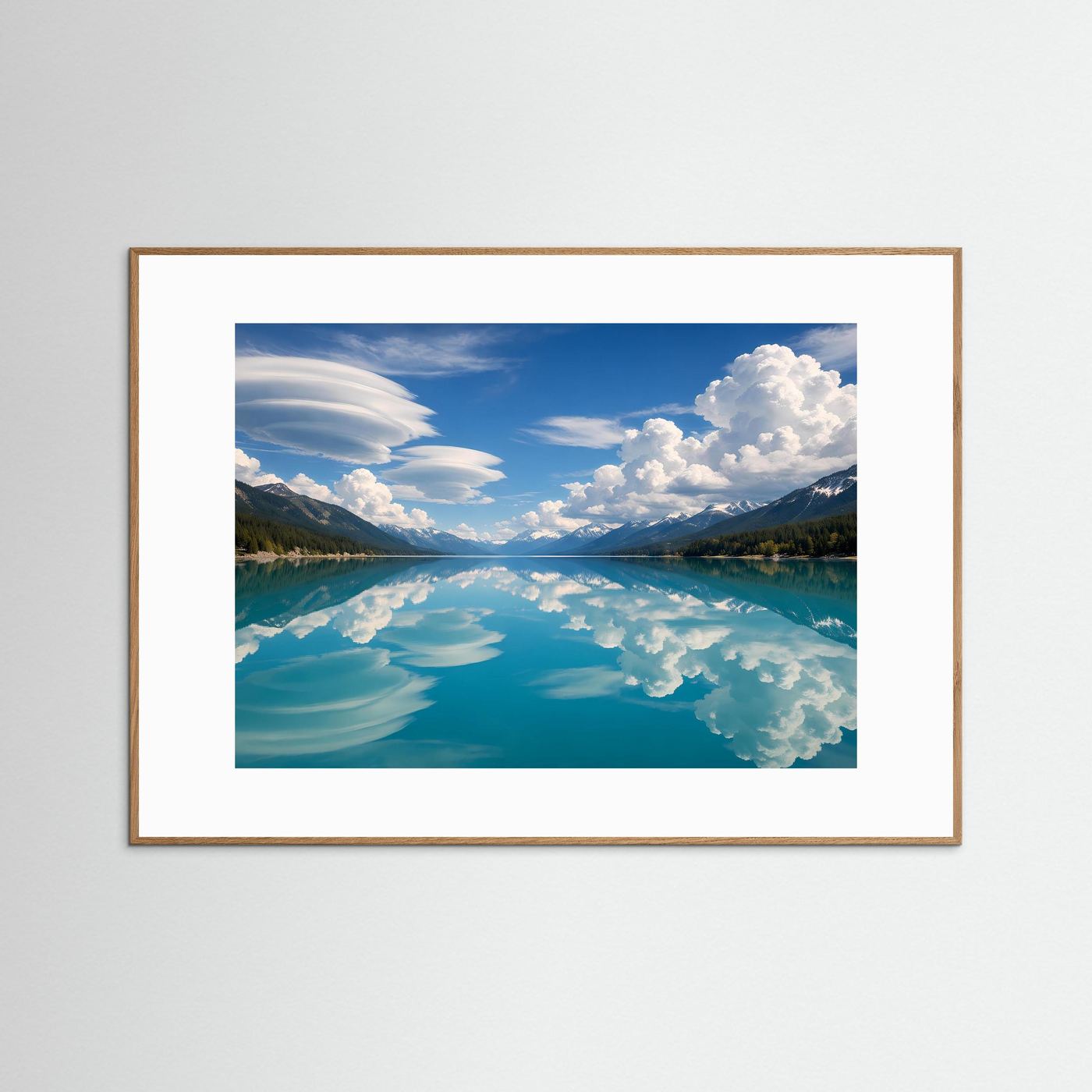Gerahmtes Poster mit blauem See, Bergen und Wolkenreflexion