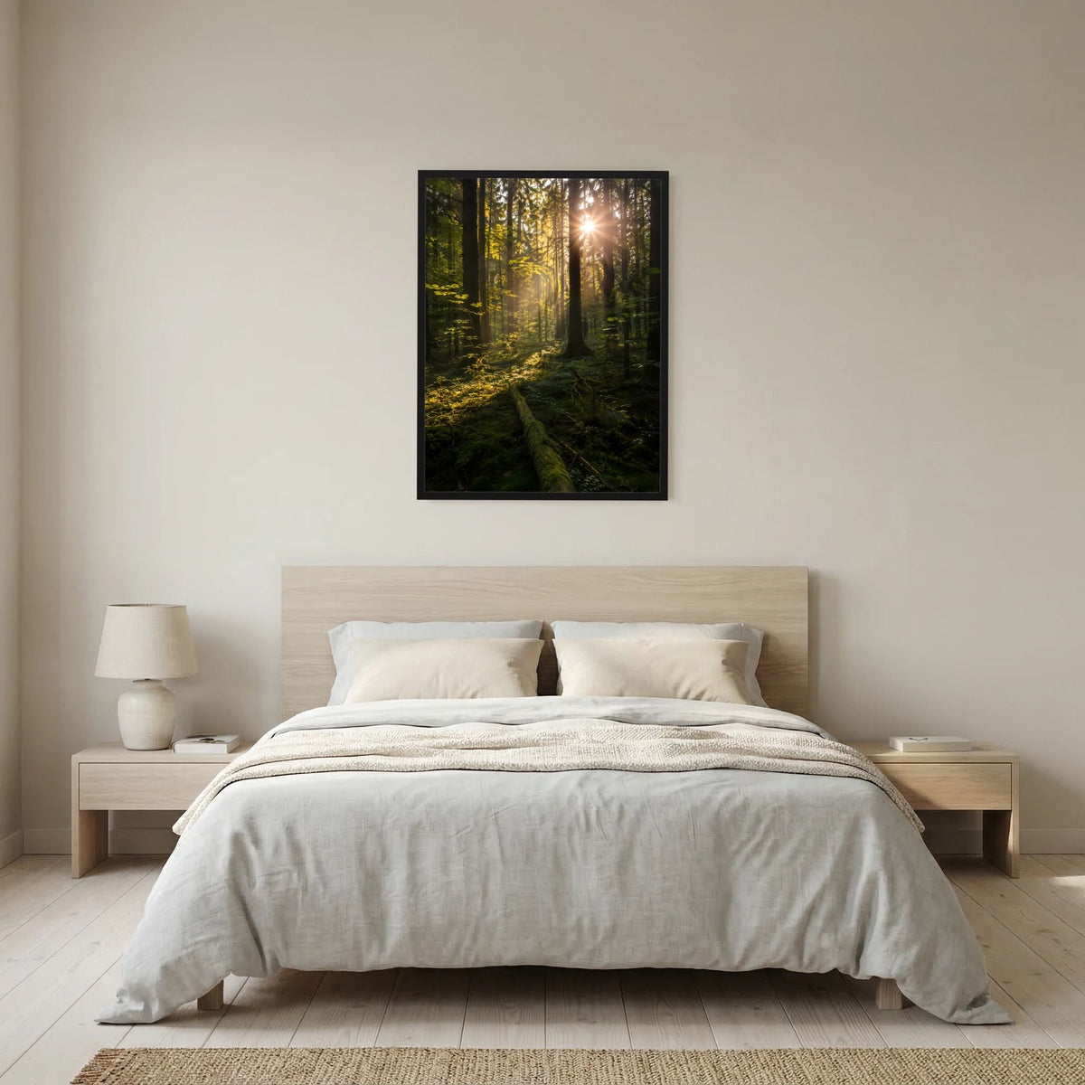 Hochformat-Poster mit Waldmotiv und Sonnenstrahlen, dunkelgrün, schwarz gerahmt