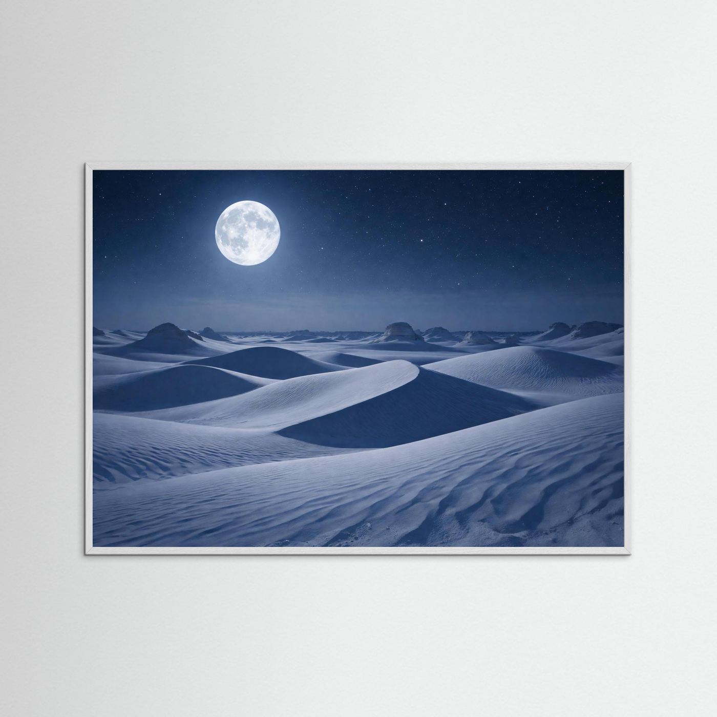 Poster im Querformat mit Sanddünen, Vollmond und Sternenhimmel, weißer Rahmen
