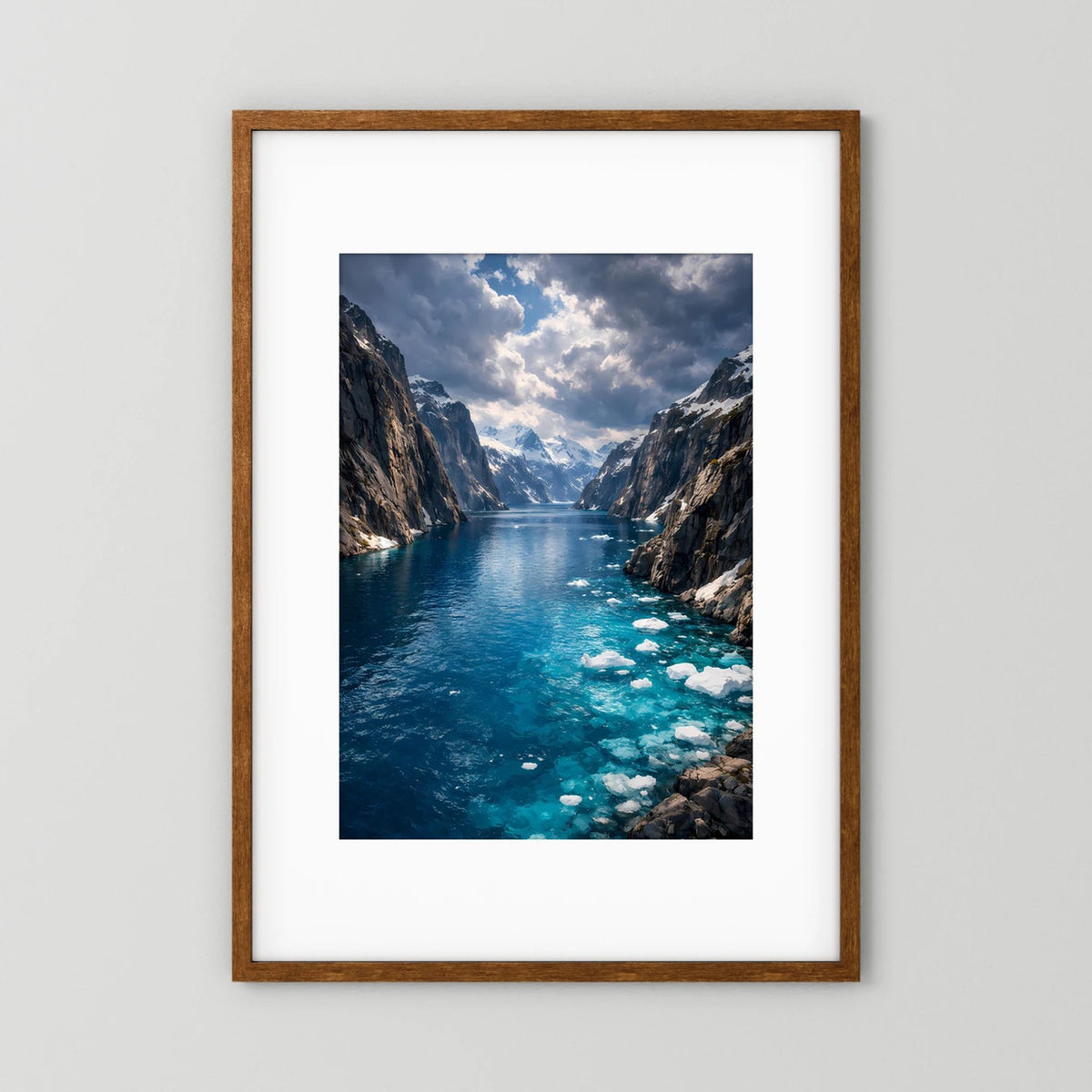 Wandbild mit Fjordlandschaft und Treibeis im dunklen Holzrahmen