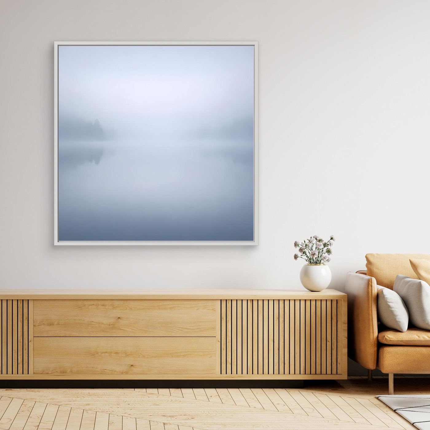 Leinwandbild mit minimalistischer Nebellandschaft, blau-grau, weißer Rahmen