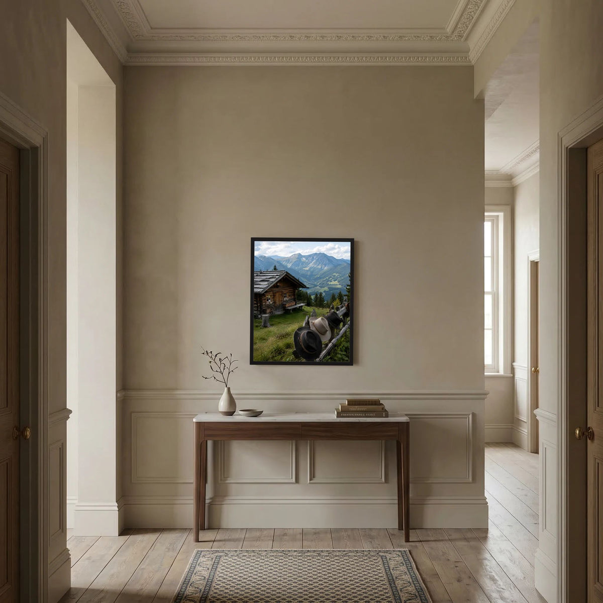Gerahmtes Hochformat-Landschaftsposter mit Berghütte und Bergpanorama, schwarzer Rahmen