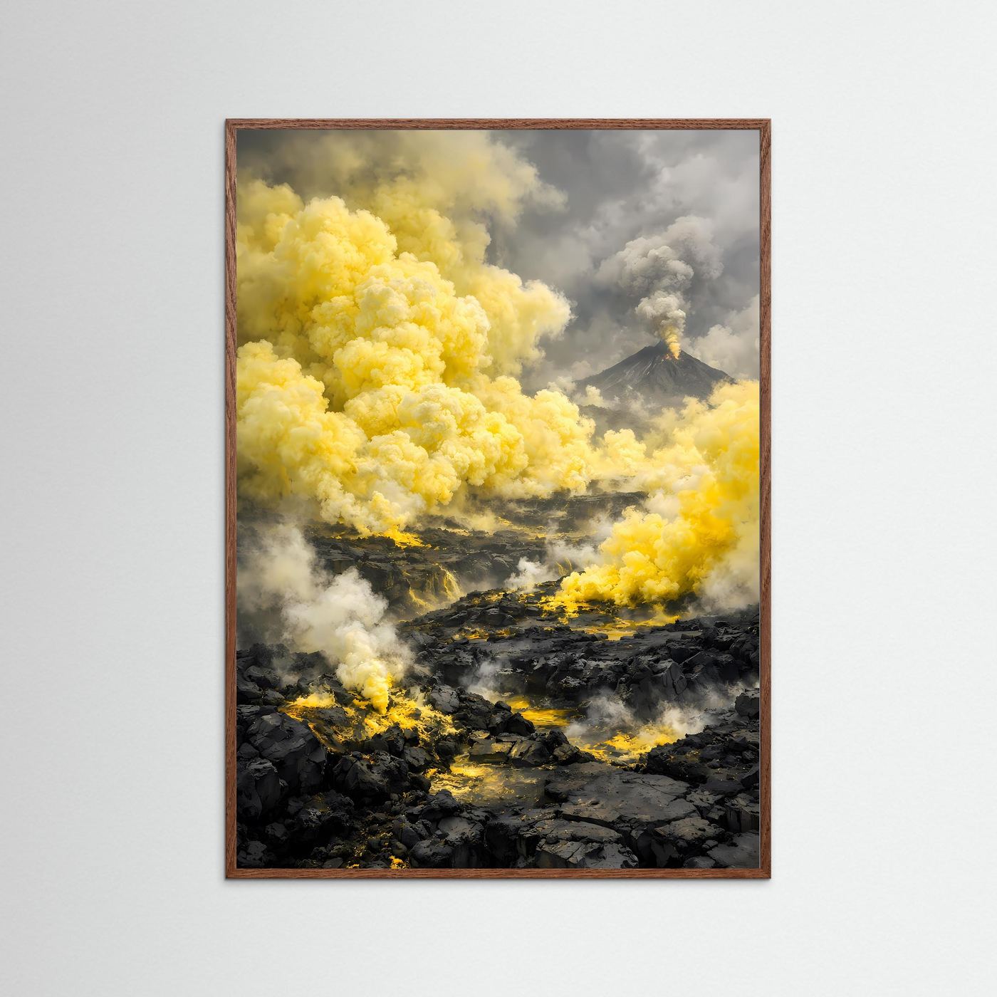 Hochformatiges Vulkanposter mit gelben Rauchwolken und schwarzer Lava, dunkler Eichenrahmen