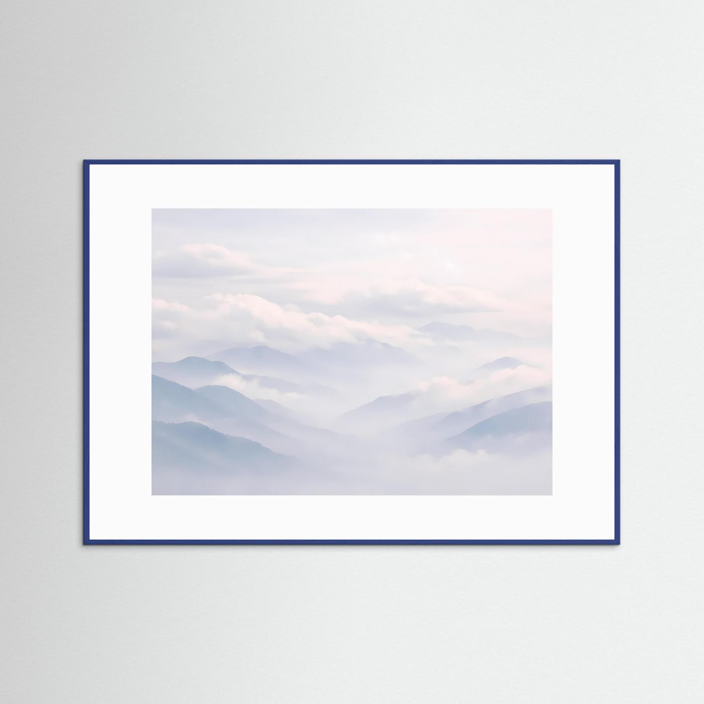 Landschafts-Poster im Querformat mit blauer Rahmenkante und nebligen Berggipfeln im Wolkenmeer