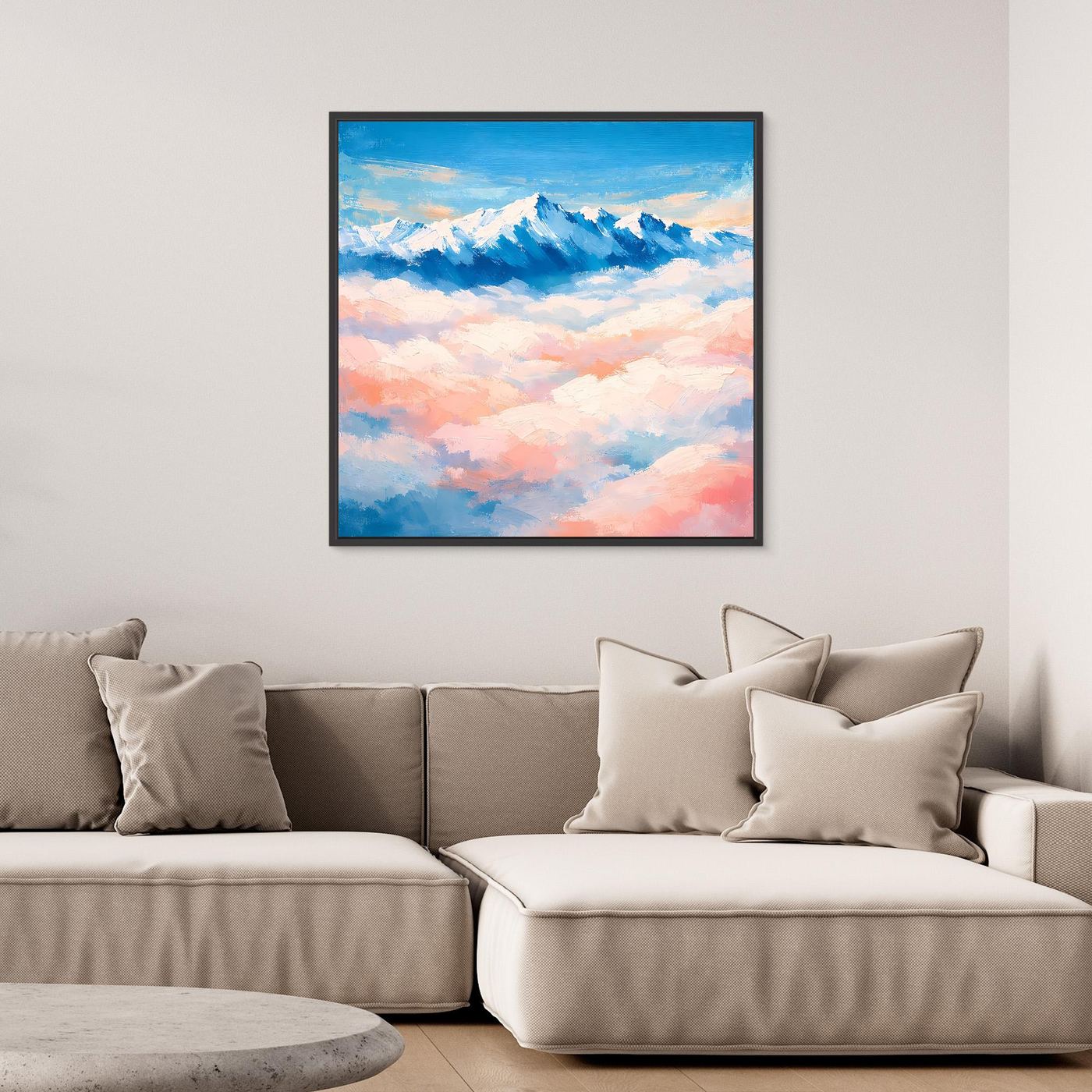 Gerahmtes Leinwandbild mit schneebedeckten Bergen und weichen Wolkenflächen in Pastellfarben
