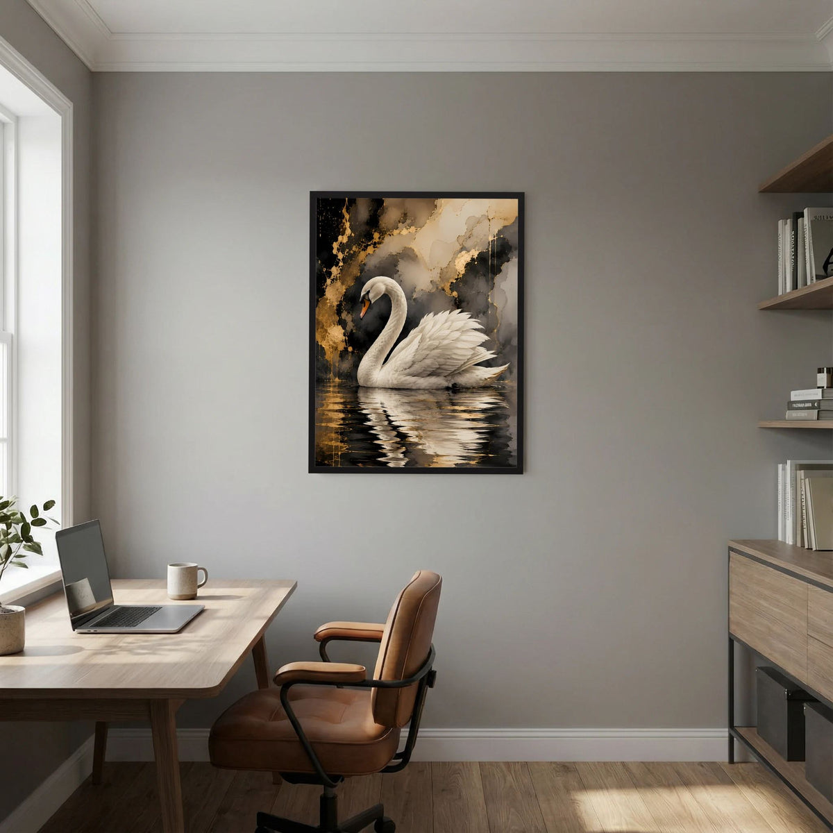 Wandposter mit weißem Schwan vor gold-schwarzem Wasser, schwarze Einfassung