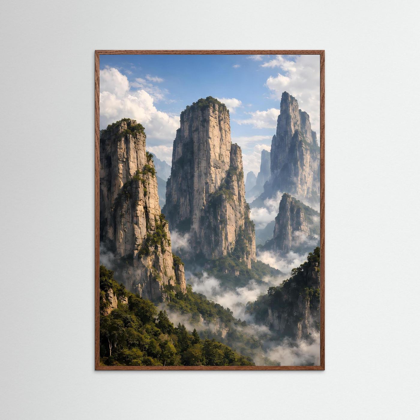 Hochformatiges Bergposter mit dunklem Eichenrahmen, Felsberge im Nebel