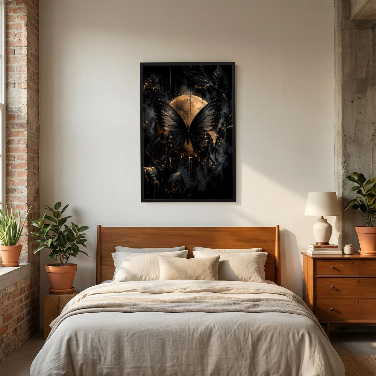 Hochformat-Poster im schwarzen Rahmen, schwarzer Schmetterling mit goldener Lichtscheibe
