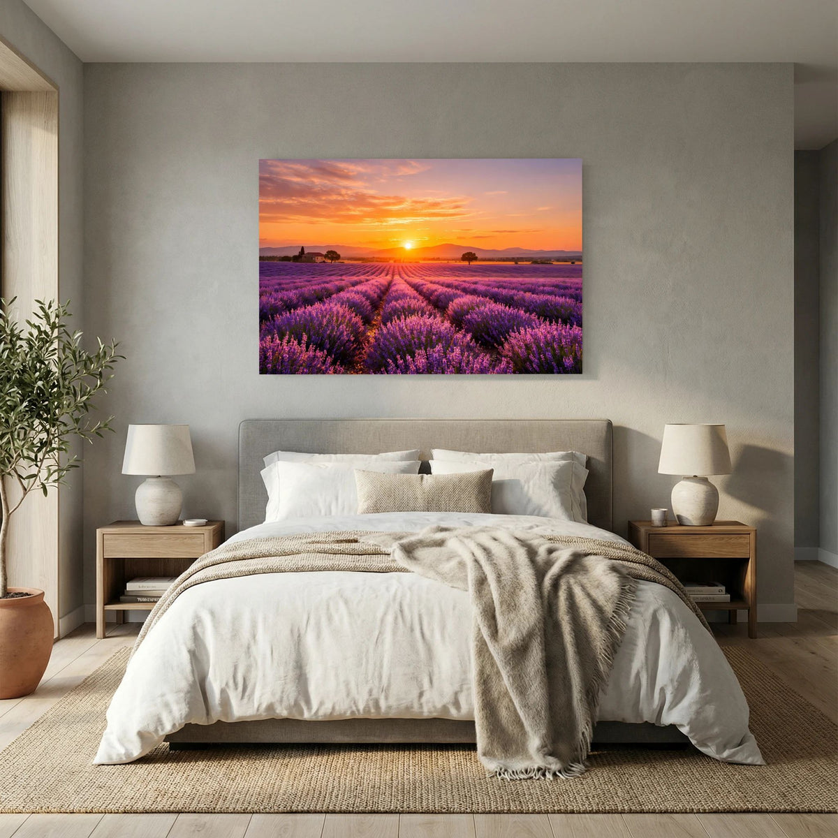 Wandbild mit Lavendelfeld und Sonnenuntergang, über dem Bett montiert