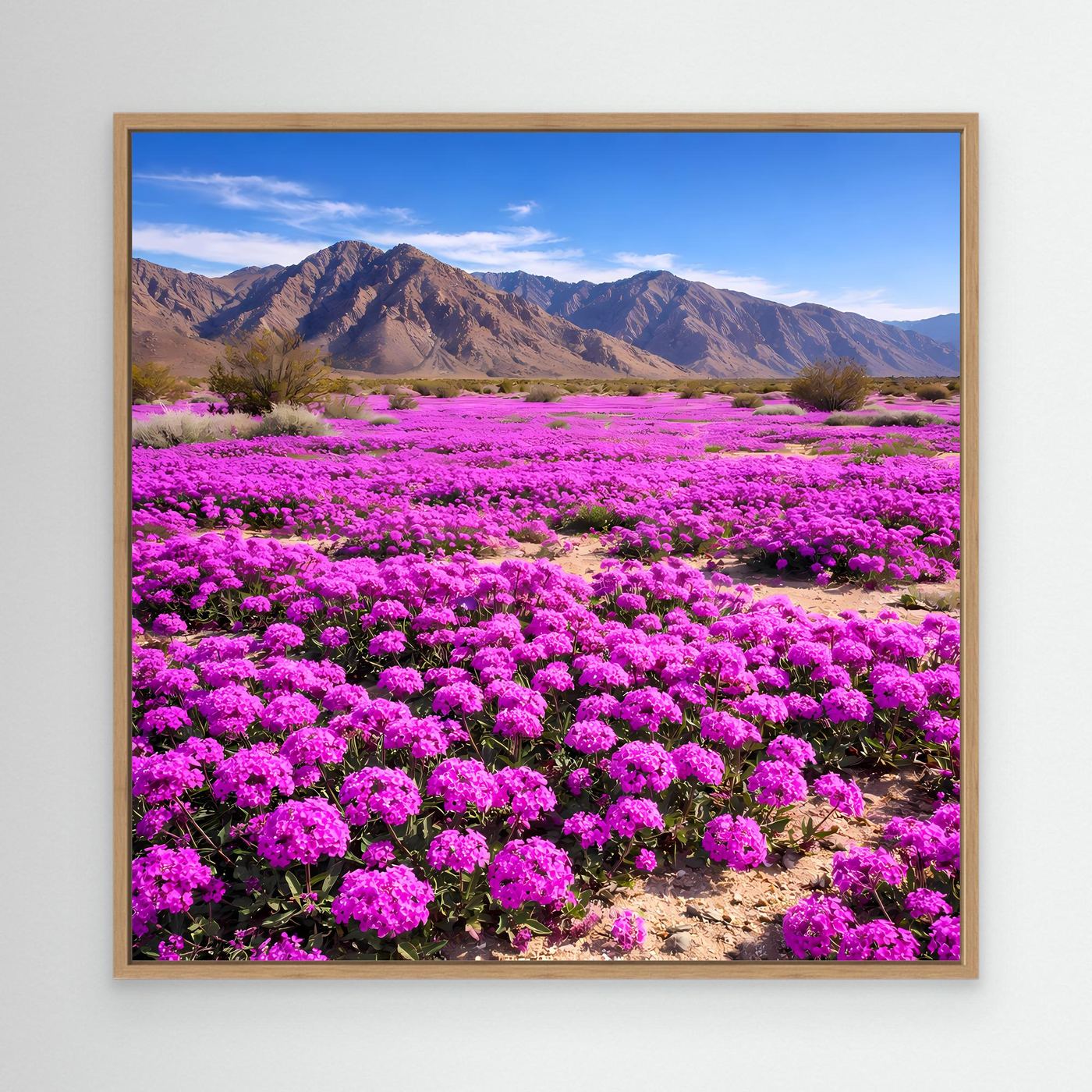 Leinwandbild mit violettem Blütenfeld und Bergpanorama, Eichenholzrahmen