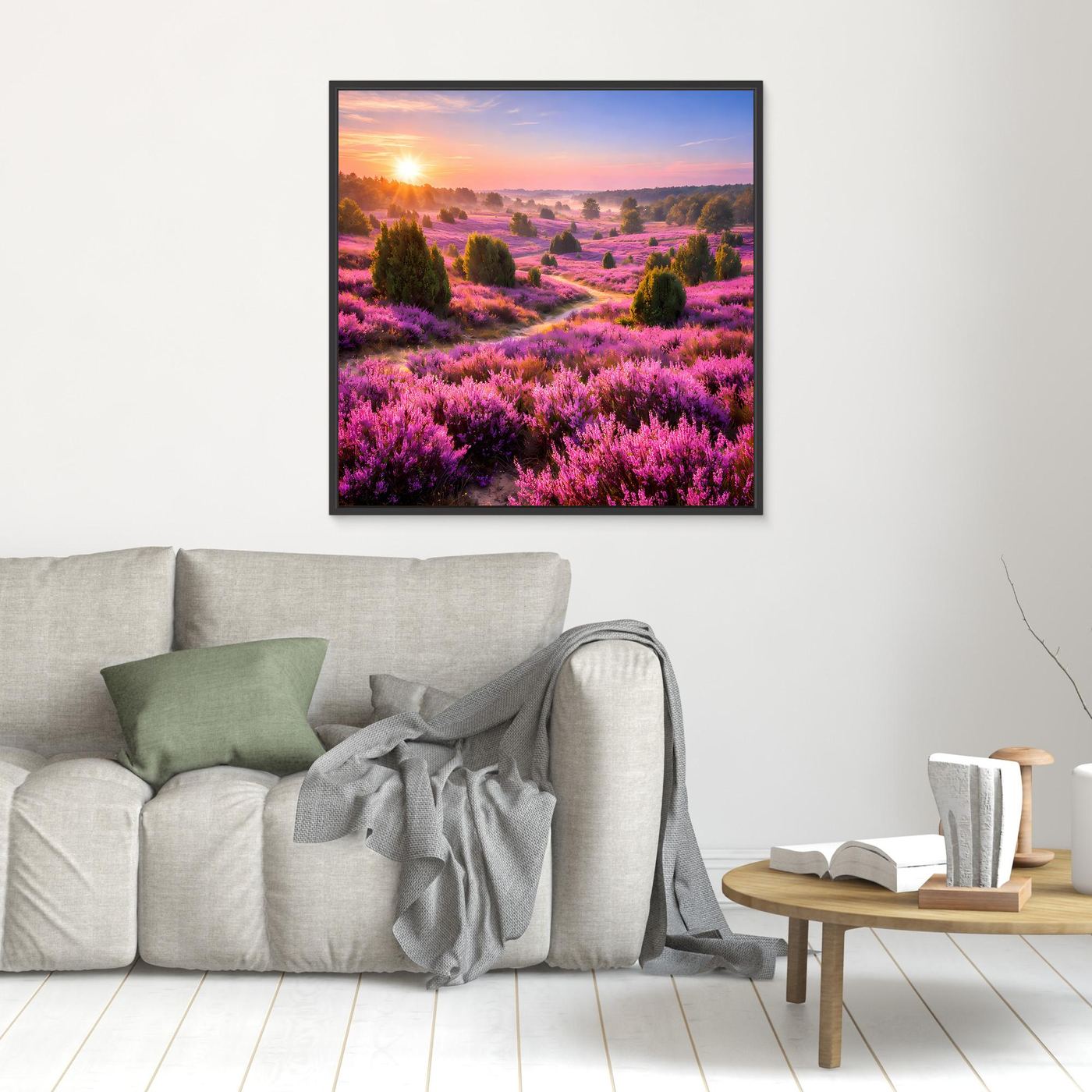 Leinwandbild mit blühender Heidekraut-Landschaft, Sonnenaufgang, schwarzer Rahmen