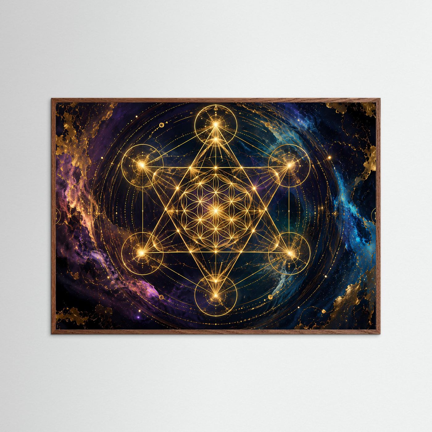 Poster mit Metatrons Würfel in Gold, kosmische Nebel, im dunklen Eichenrahmen