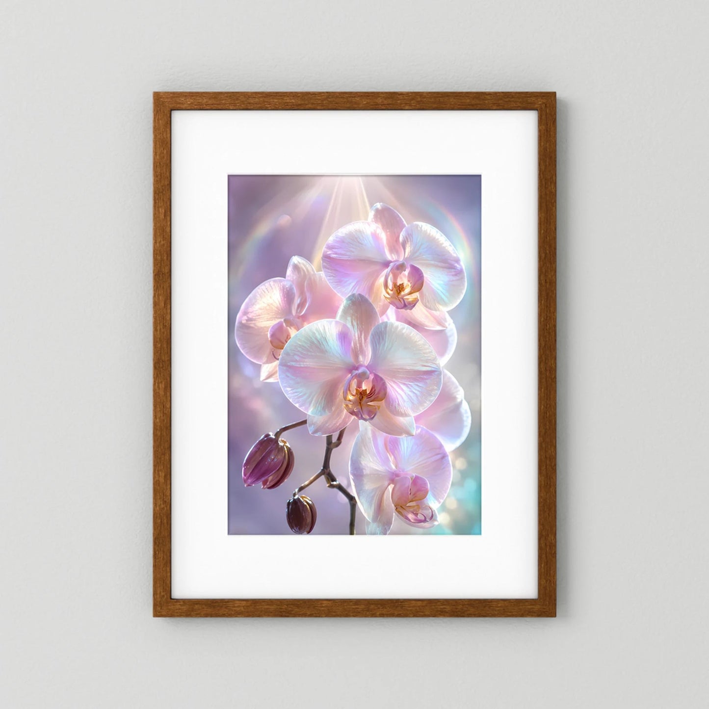 Kunstposter im braunen Holzrahmen mit weißem Passepartout, schimmernde Orchideen in Rosa