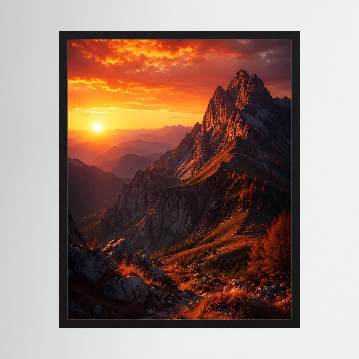 Poster im Hochformat mit Berggipfeln bei Sonnenuntergang, leuchtendes Orange, schwarzer Rahmen