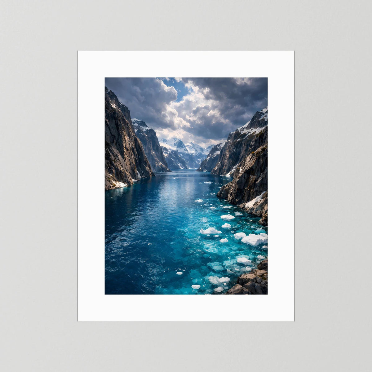 Poster mit weißem Rahmen: Fjordlandschaft mit blauem Wasser und Treibeis