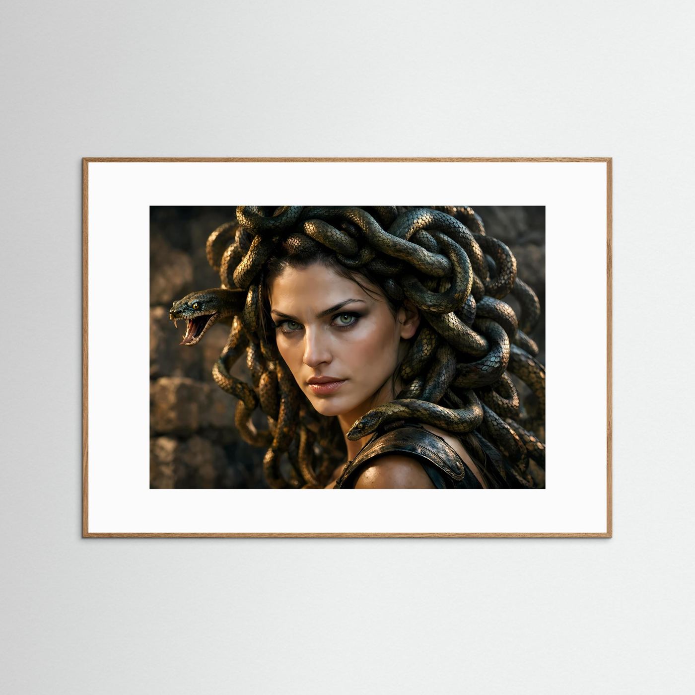 Mythologie-Poster mit Medusa-Porträt, hellbrauner Holzrahmen, Schlangenhaar im Detail