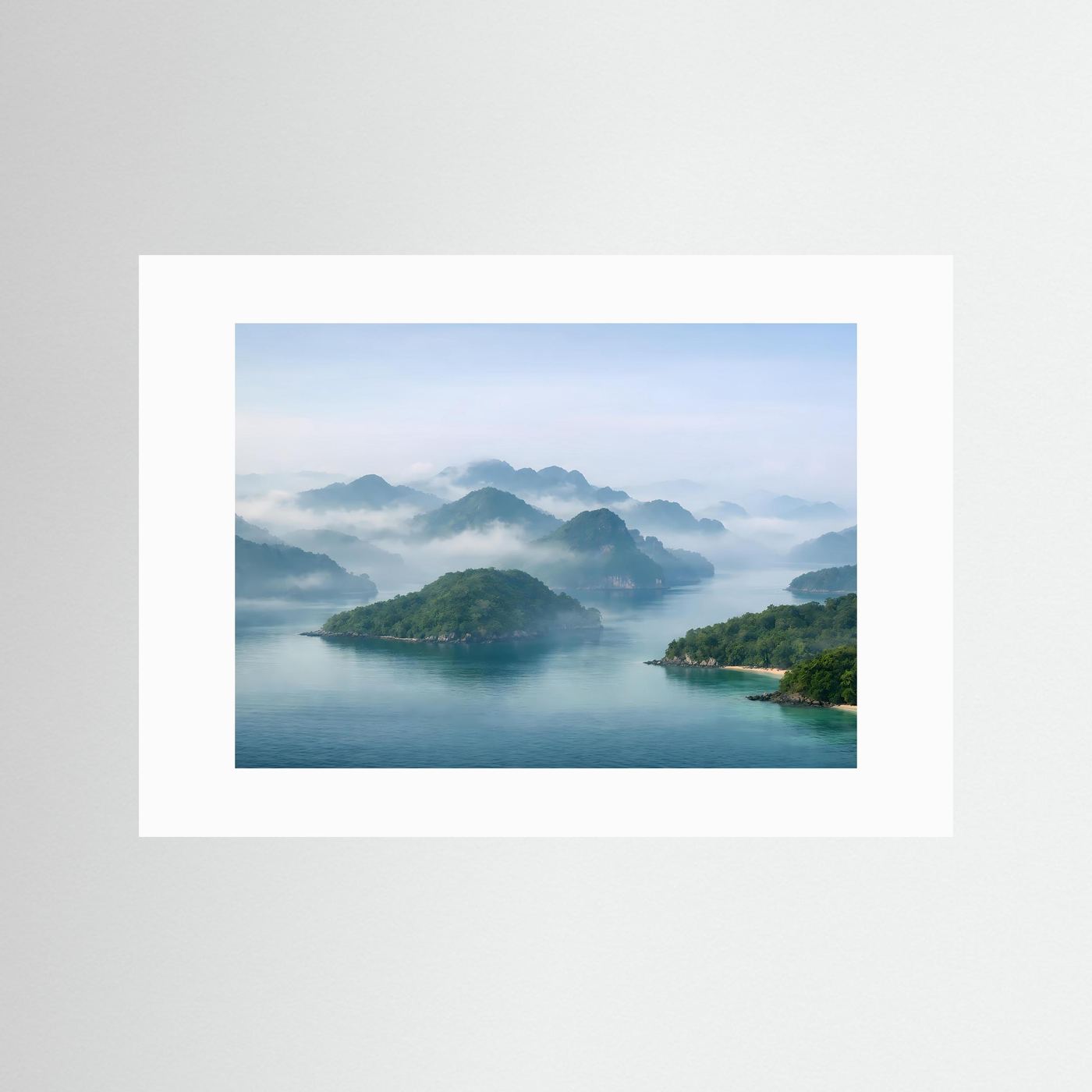 Poster mit Fjordlandschaft, weißes Passepartout, Wasser, Inseln und Nebelberge im Querformat