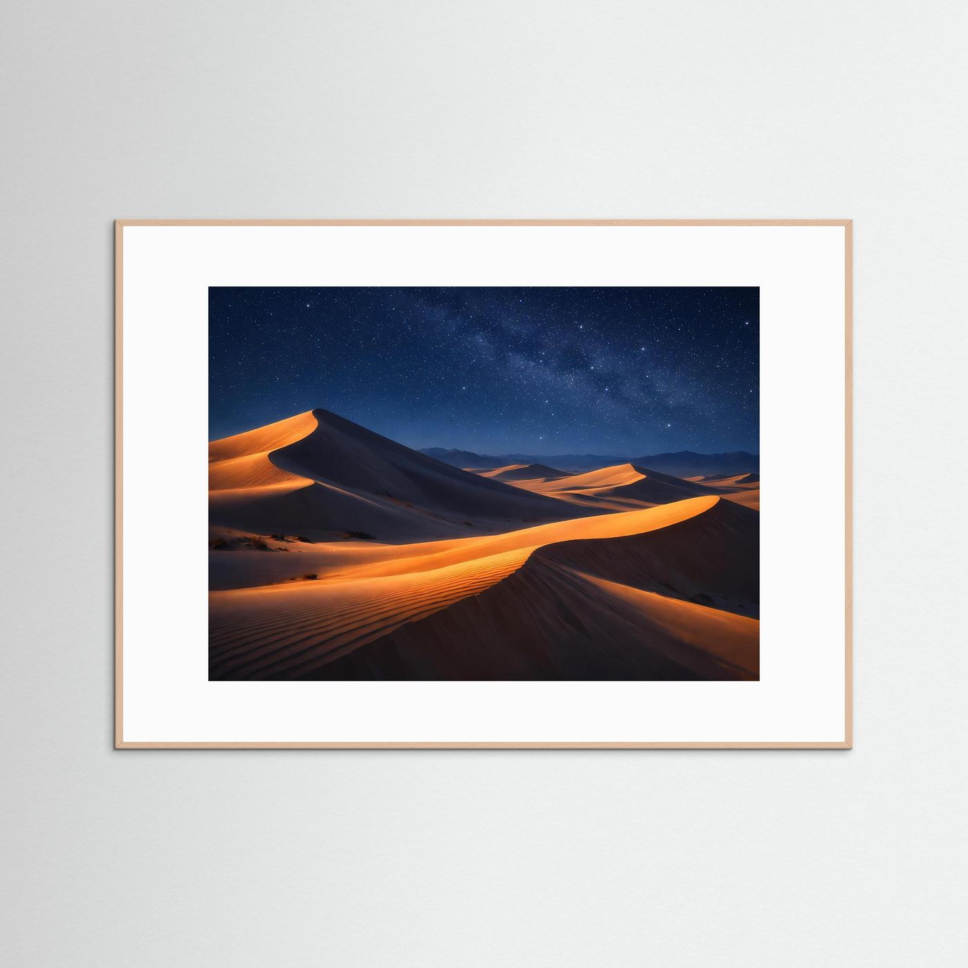 Panorama-Poster mit Sanddünen im Mondschein und Sternenhimmel, Querformat, heller Holzrahmen