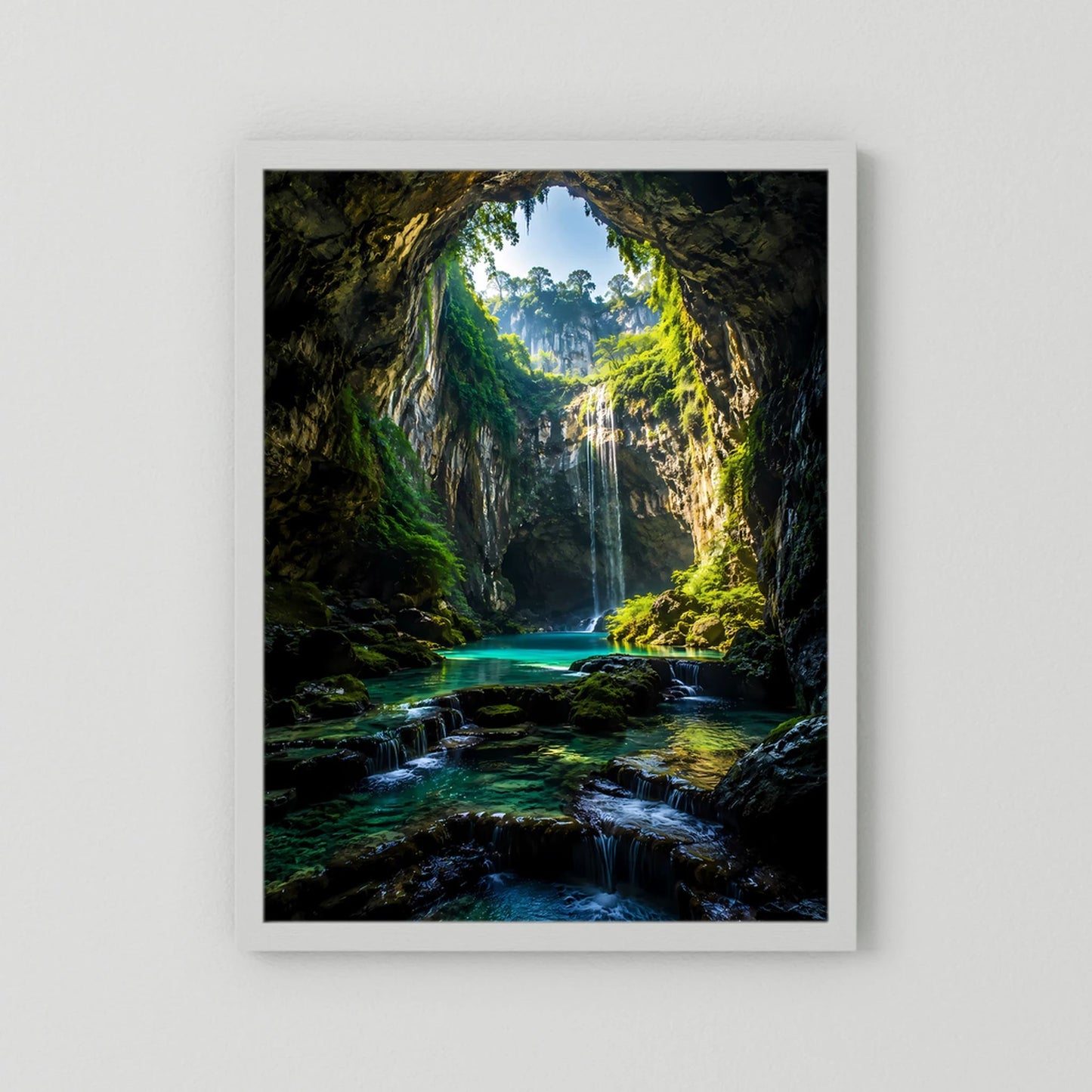 Hochformatiges Kunstposter in Weiß: Wasserfallhöhle mit türkisfarbenem Fluss