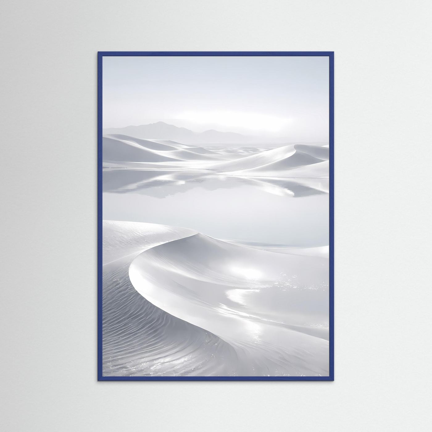 Wandposter im blauen Rahmen mit weißer Wüstenlandschaft und geschwungenen Dünen