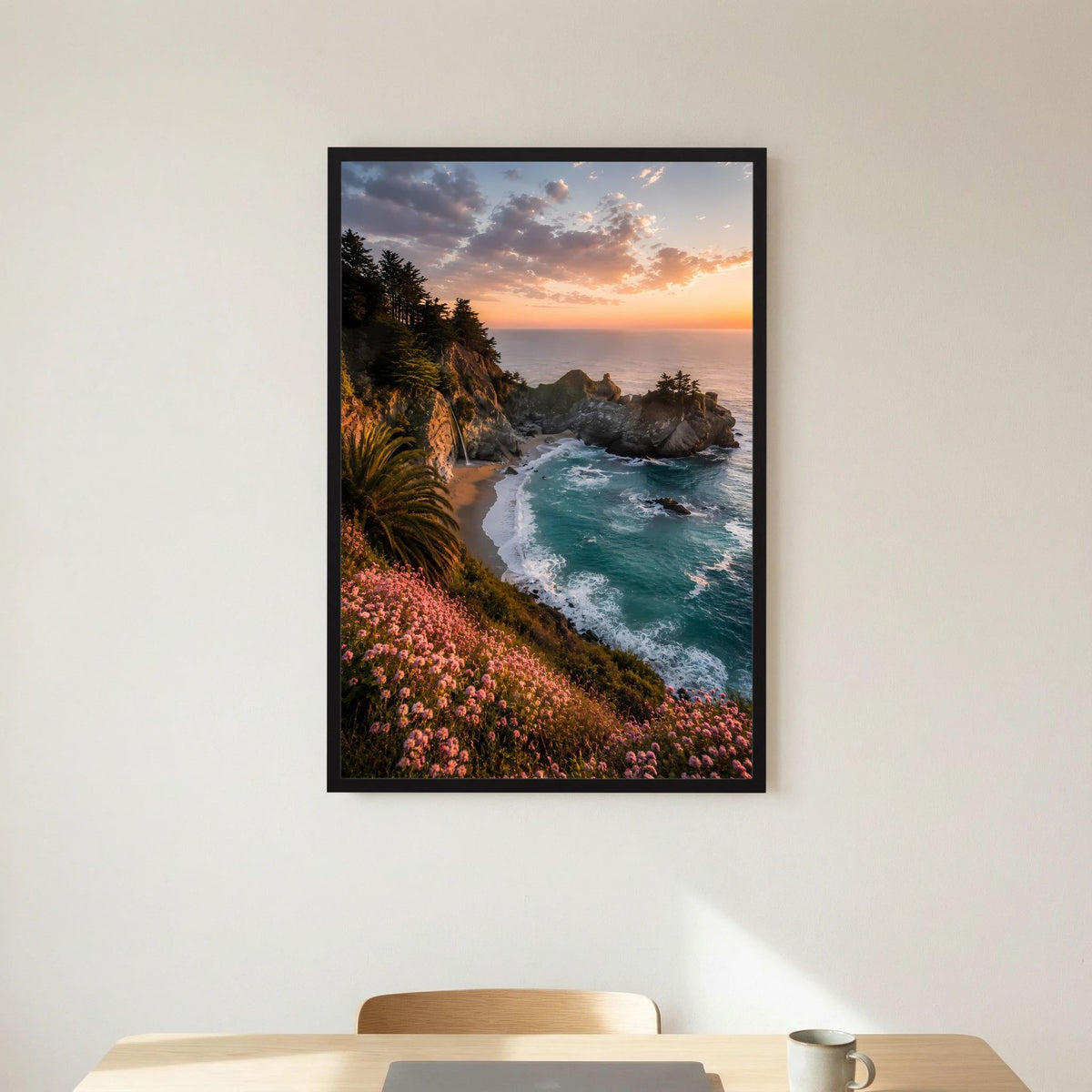Kunstposter Hochformat: Felsküste mit türkisblauem Meer, Blumen und Sonnenuntergang, schwarzer Rahmen