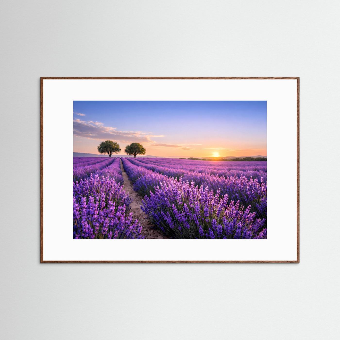 Querformatiges Poster mit violetten Lavendelfeldern und Sonnenuntergang, brauner Holzrahmen