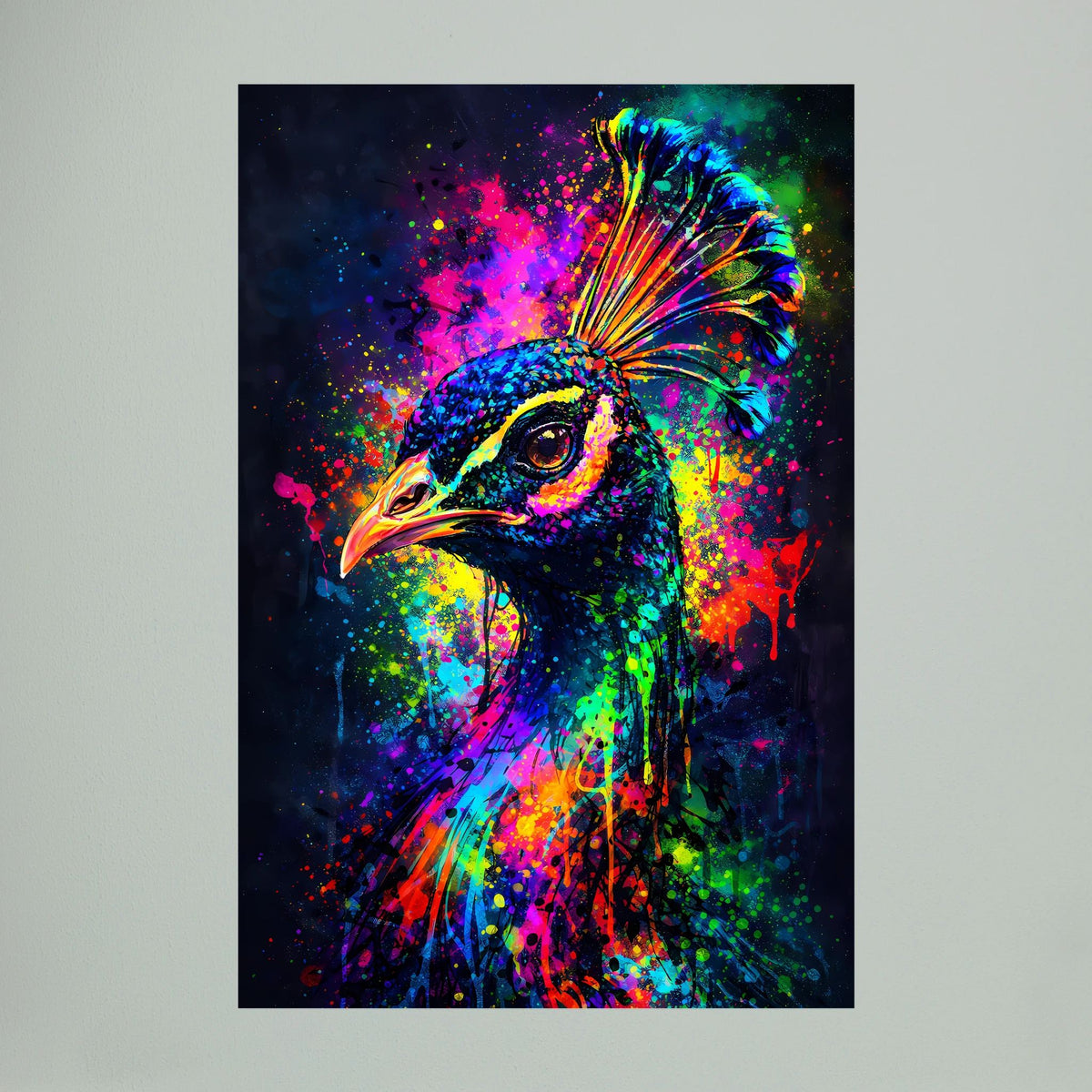 Hochformat-Poster mit Pfauenporträt in Neonfarben, Blick auf Auge und Schnabel