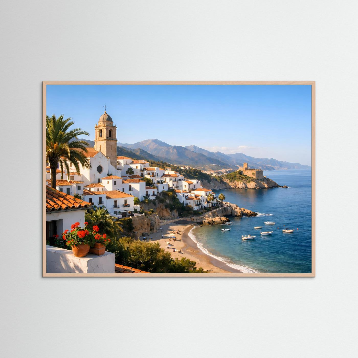 Gerahmtes Panorama-Poster mit mediterranem Küstendorf, Kirchturm, Bucht, Strand und Booten.