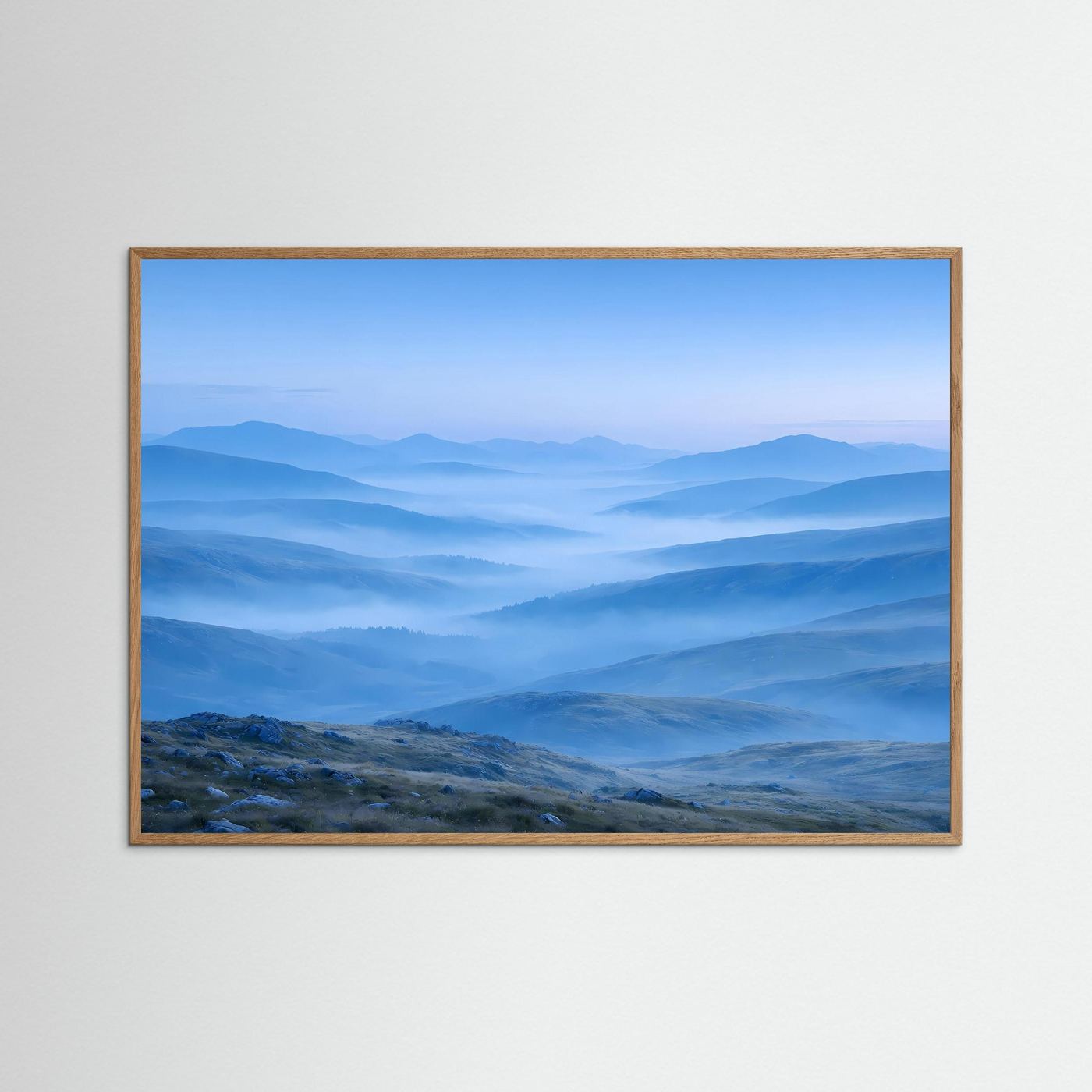 Tiefblaue Hügellandschaft im Morgennebel | Minimalistisches Panorama Natur Poster Querformat