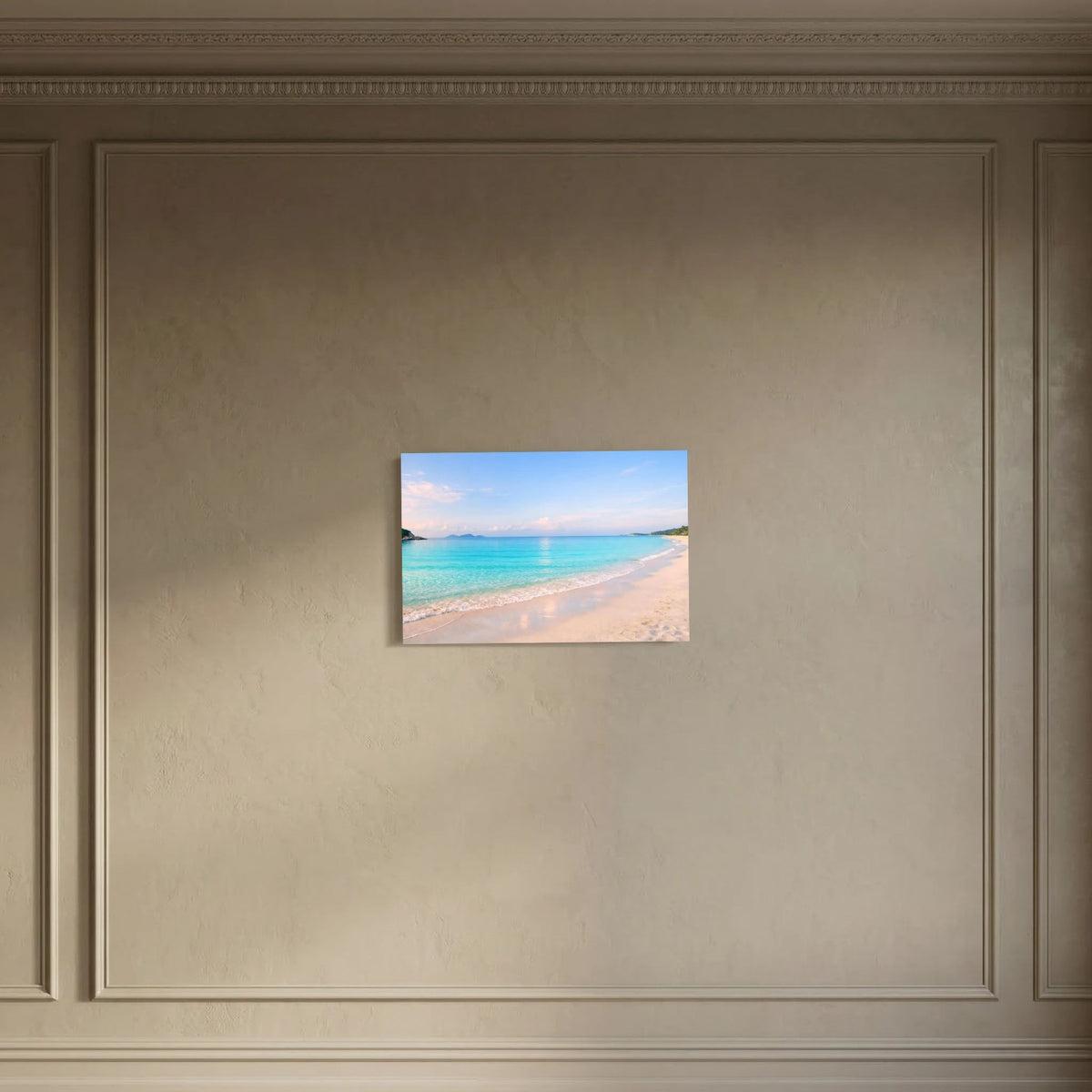 Wandbild im Querformat mit Sandstrand und türkisblauem Meer als ruhiges Küstenbild.
