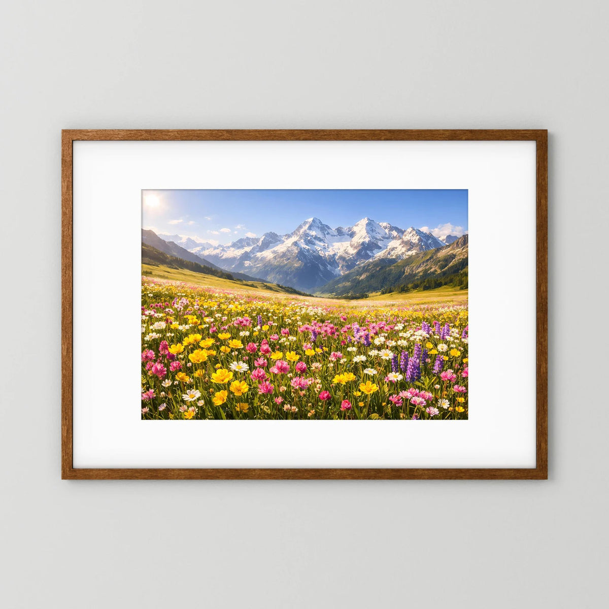 Wandbild mit Alpenblumenwiese und Bergpanorama im Holzrahmen, naturfarben