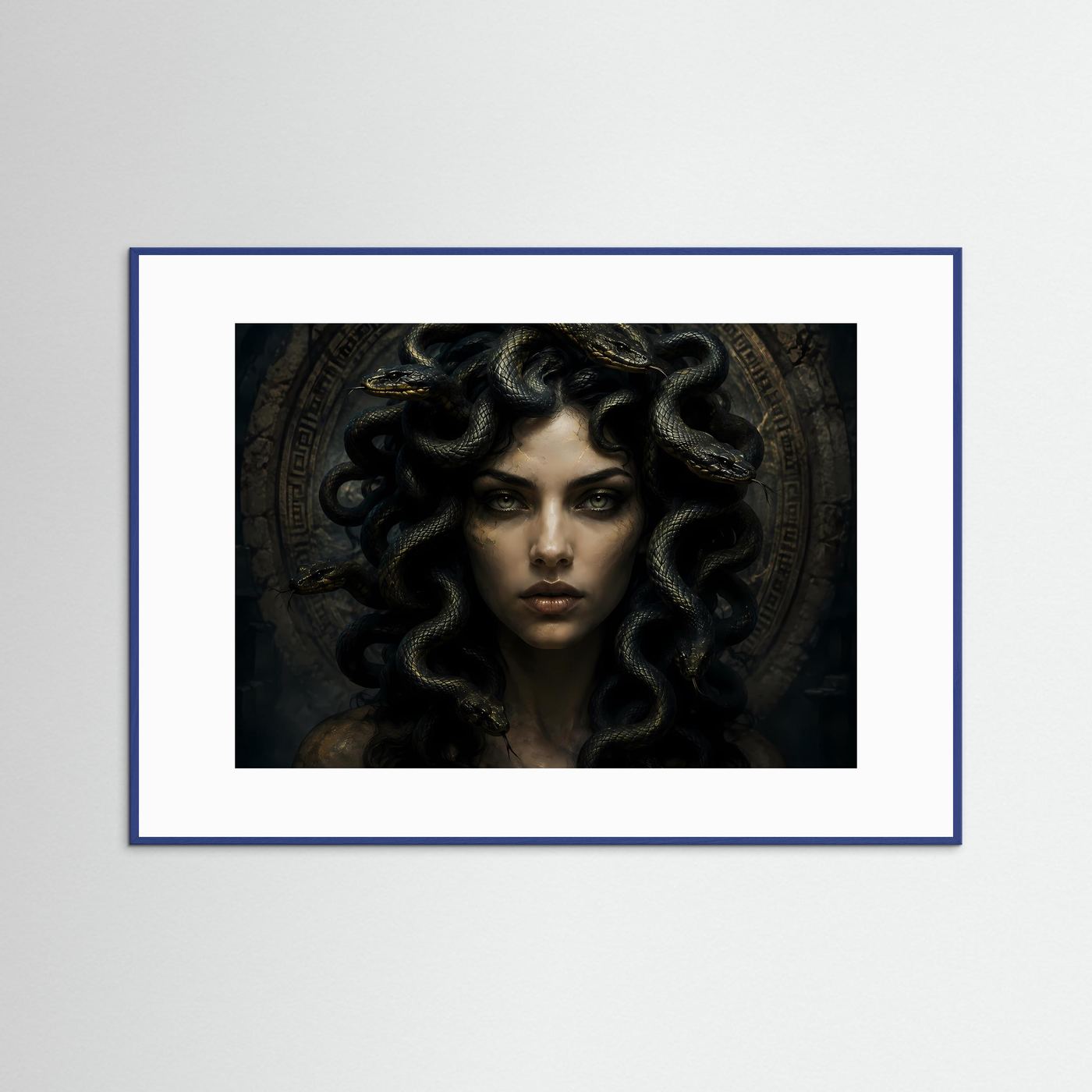 Querformat-Poster mit Medusa-Porträt: Frau mit schwarzer Lockenmähne und goldenen Akzenten, im blauen Rahmen