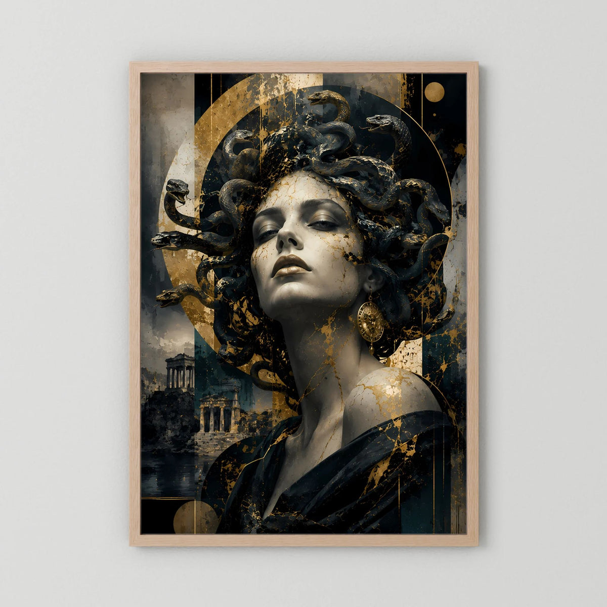 Hochformat-Poster mit Porträt einer Frau, Schlangenhaar in Schwarz und Gold, brauner Rahmen