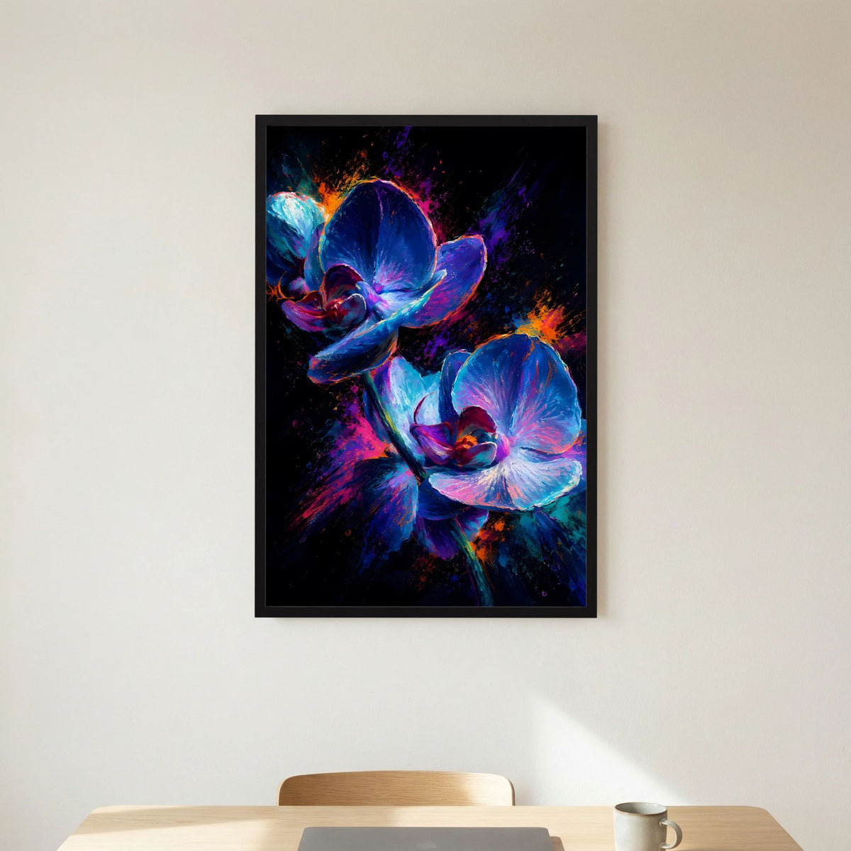 Hochformatiges Poster mit zwei abstrakten Orchideen in Blau und Pink auf schwarzem Hintergrund, schwarzer Rahmen