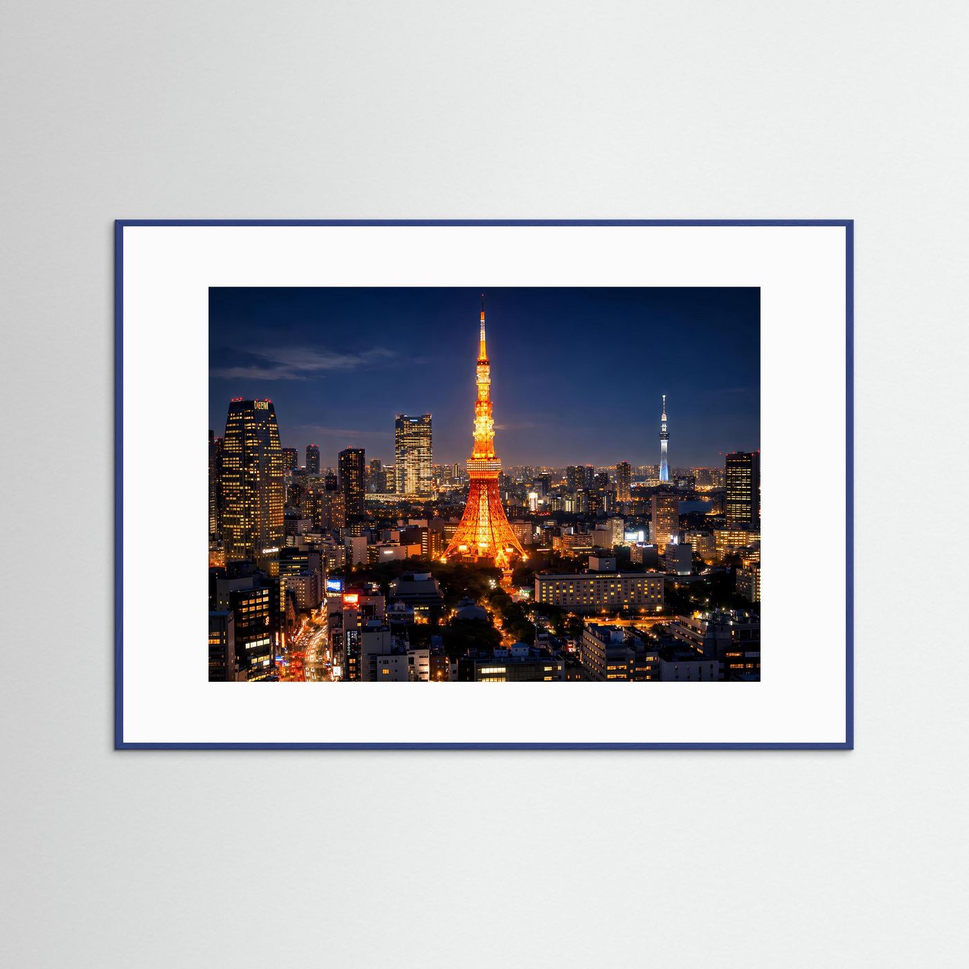 Poster im blauen Rahmen mit nächtlicher Tokyo-Skyline und beleuchtetem Tokyo Tower