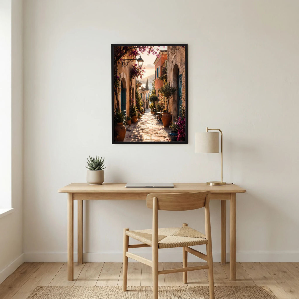 Poster im schwarzen Rahmen: mediterrane Gasse mit Blumen, Hochformat über Sideboard